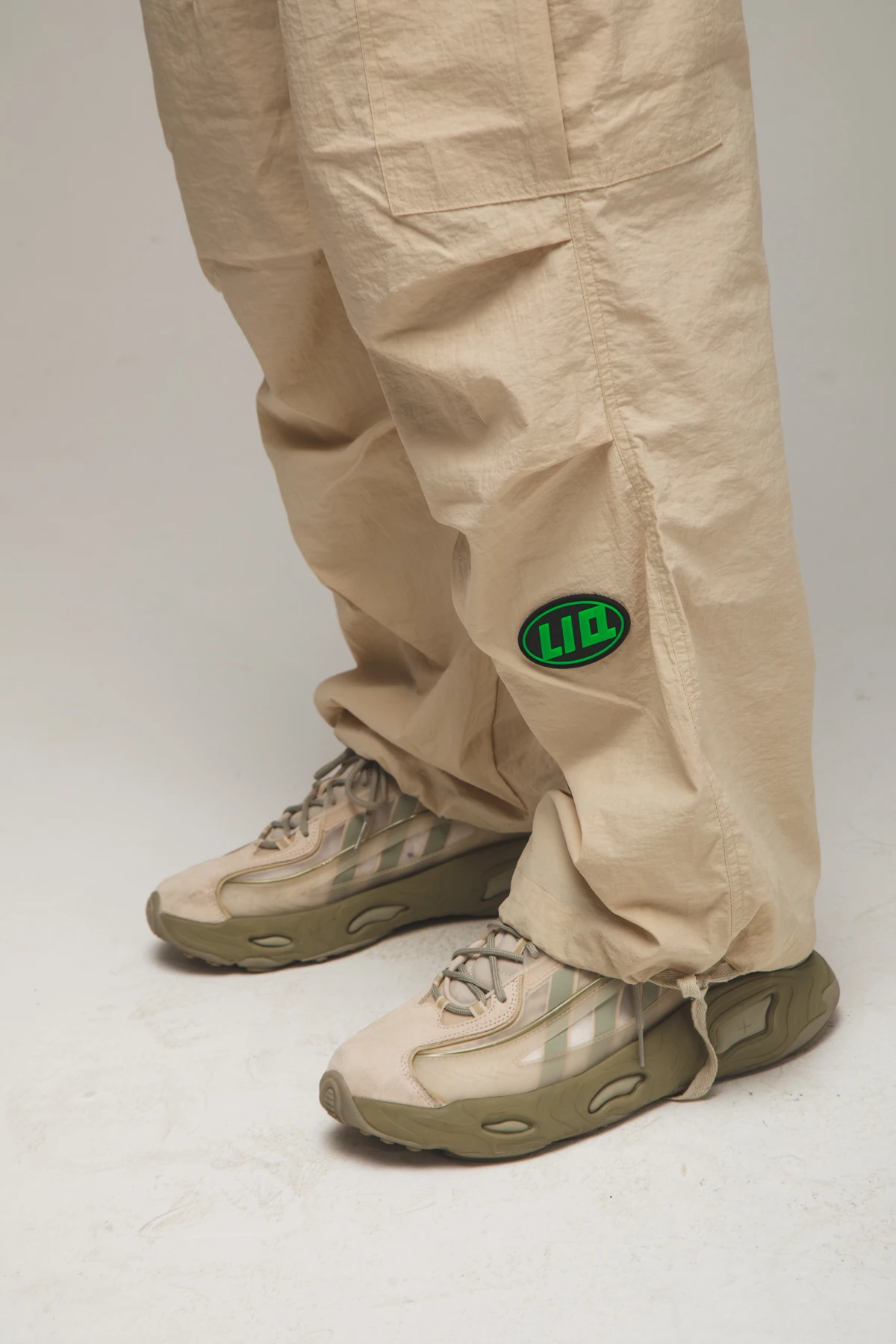 Erkek Patch Baskılı Wide Leg Bej Paraşüt Pantolon