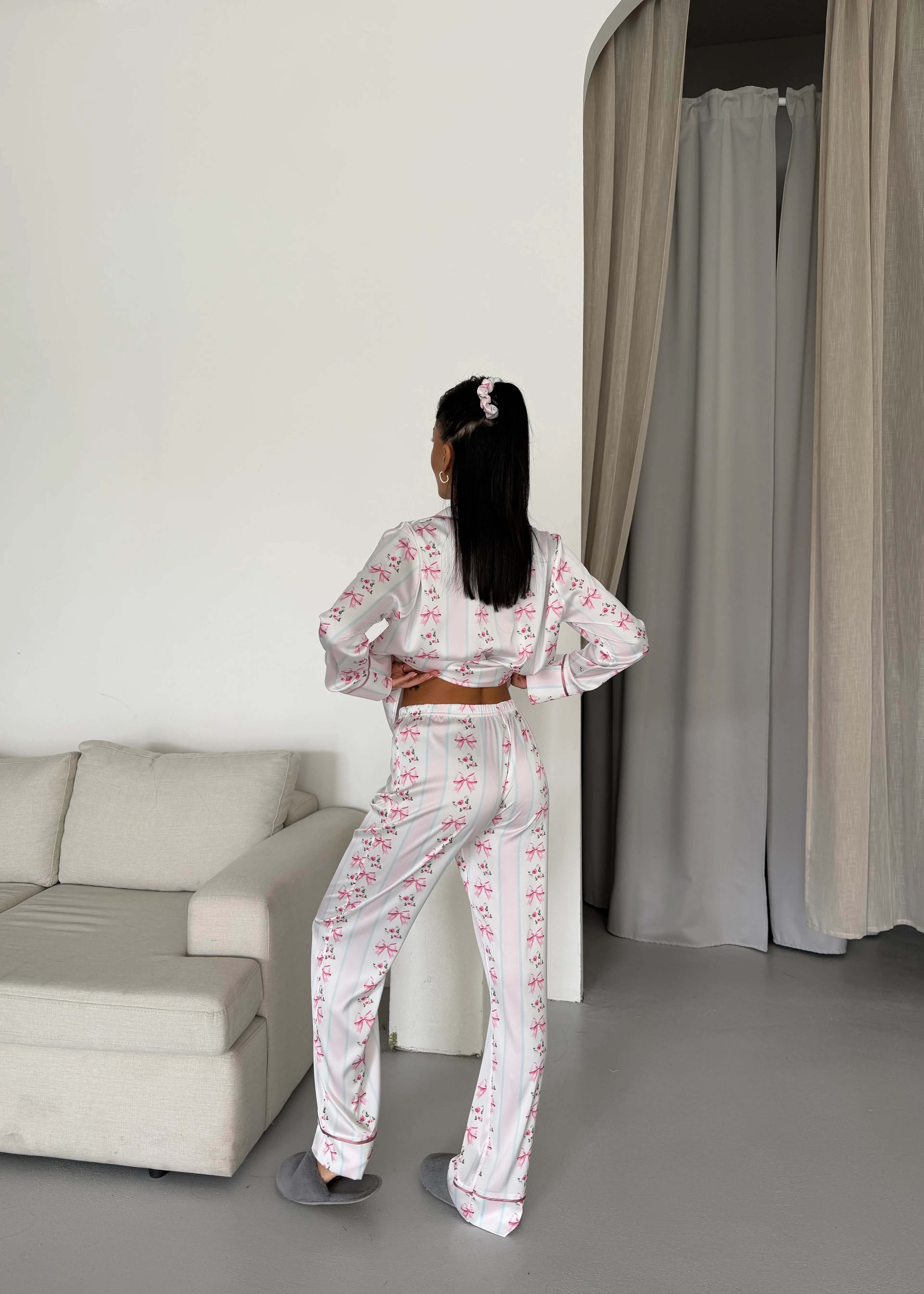 Kurdele ve Çiçek Desenli Saten Uzun Kollu Pijama Takımı