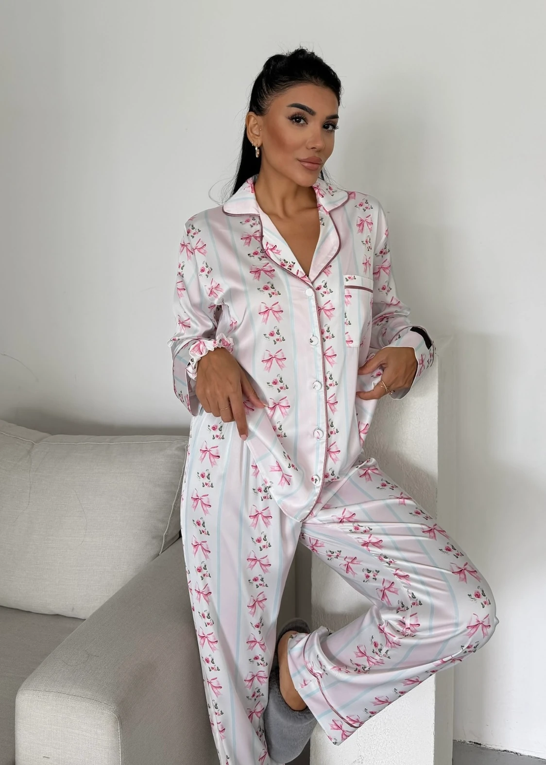 Kurdele ve Çiçek Desenli Saten Uzun Kollu Pijama Takımı