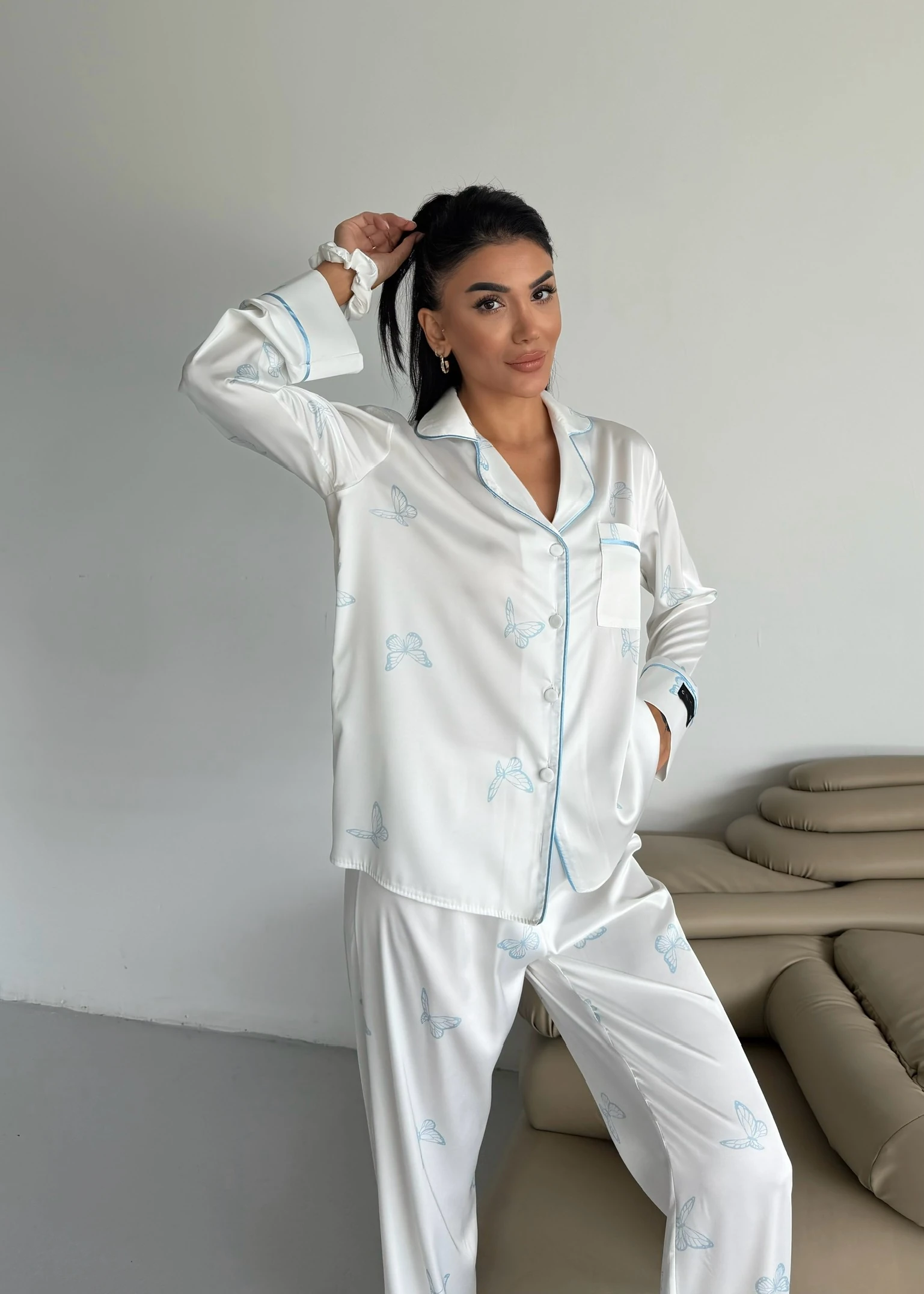 Mavi Kelebek Desenli Beyaz Saten Uzun Kollu Pijama Takımı