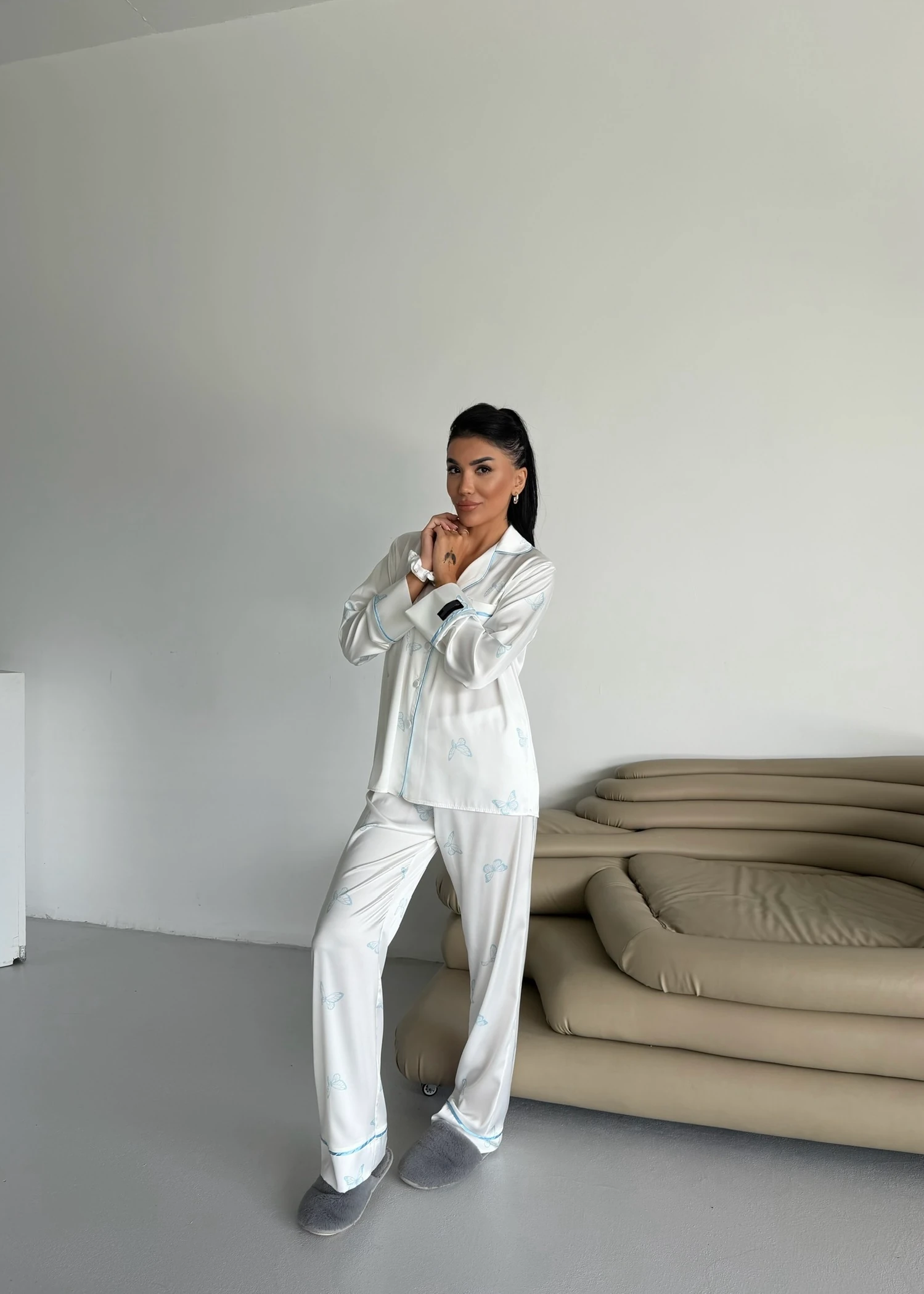 Mavi Kelebek Desenli Beyaz Saten Uzun Kollu Pijama Takımı