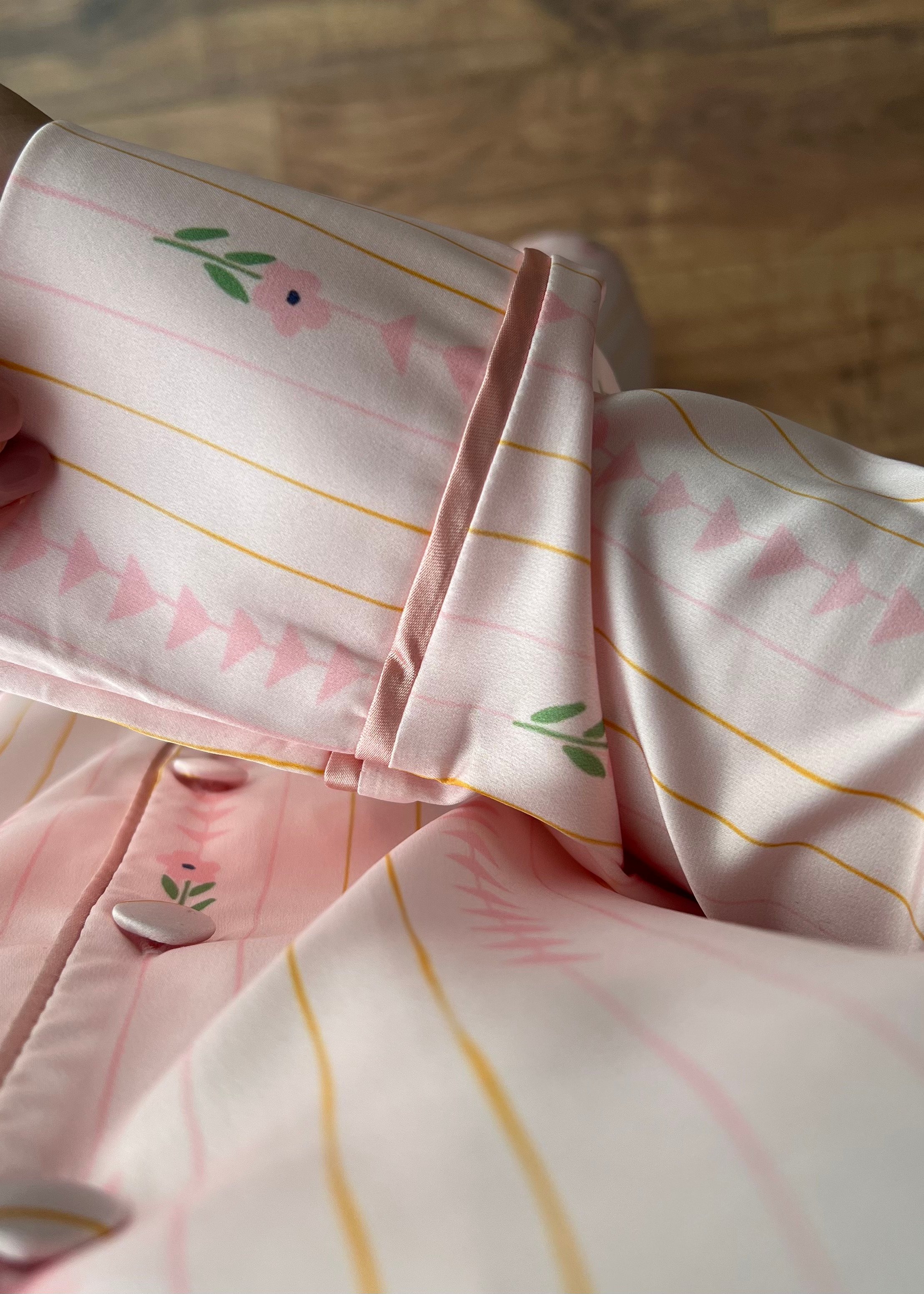 Pembe Çiçekli Saten Uzun Kollu Pijama Takımı