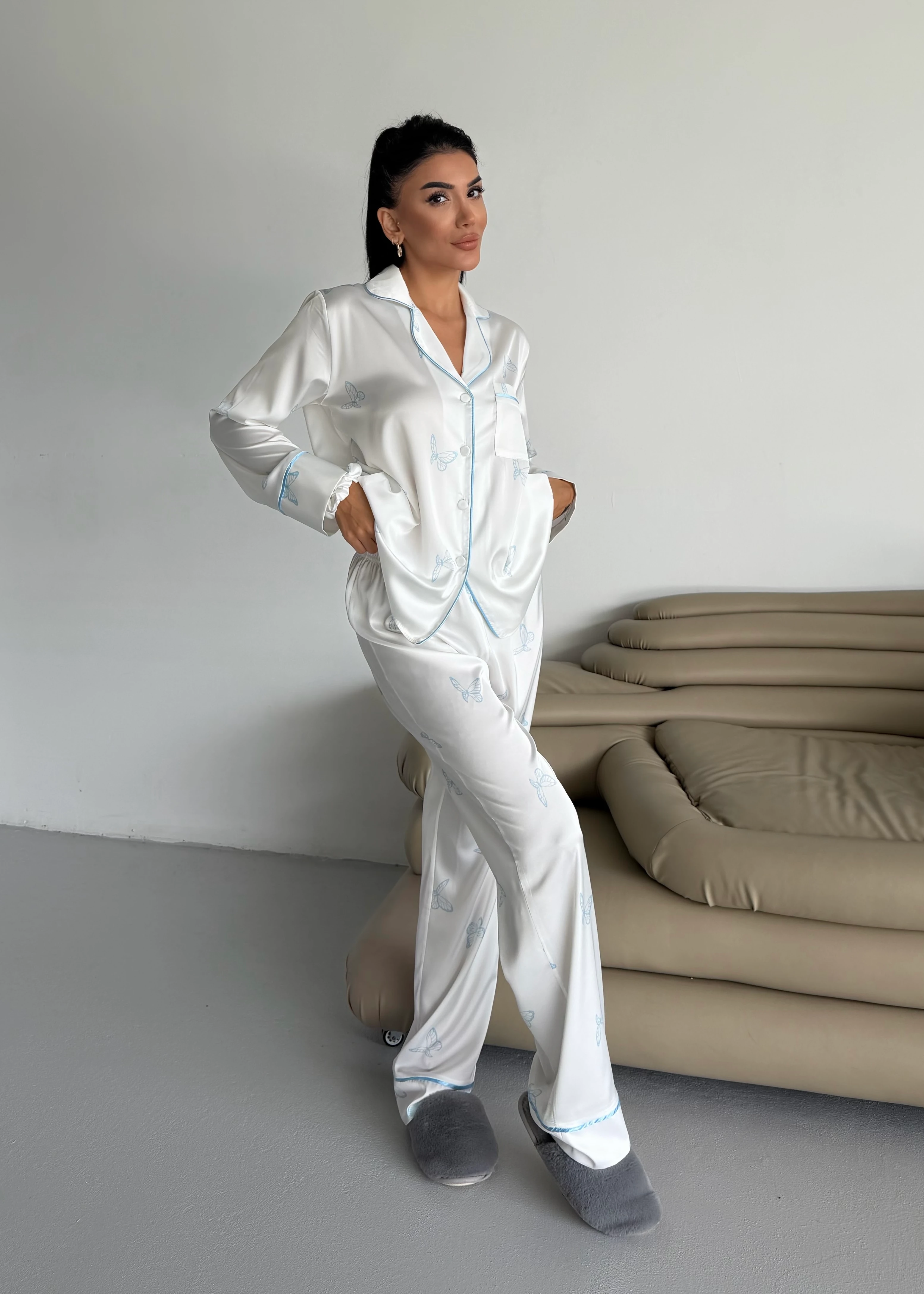 Mavi Kelebek Desenli Beyaz Saten Uzun Kollu Pijama Takımı