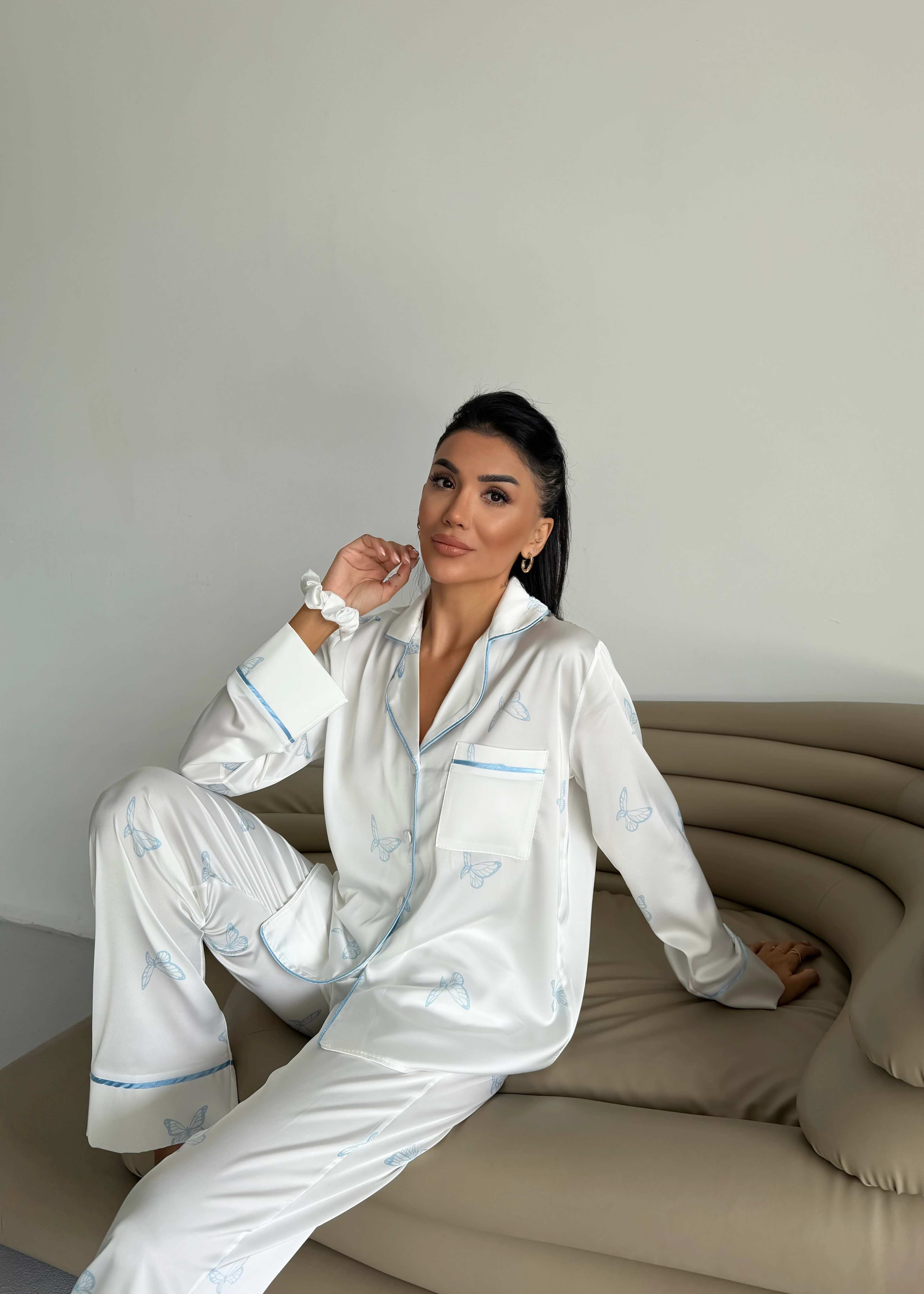 Mavi Kelebek Desenli Beyaz Saten Uzun Kollu Pijama Takımı