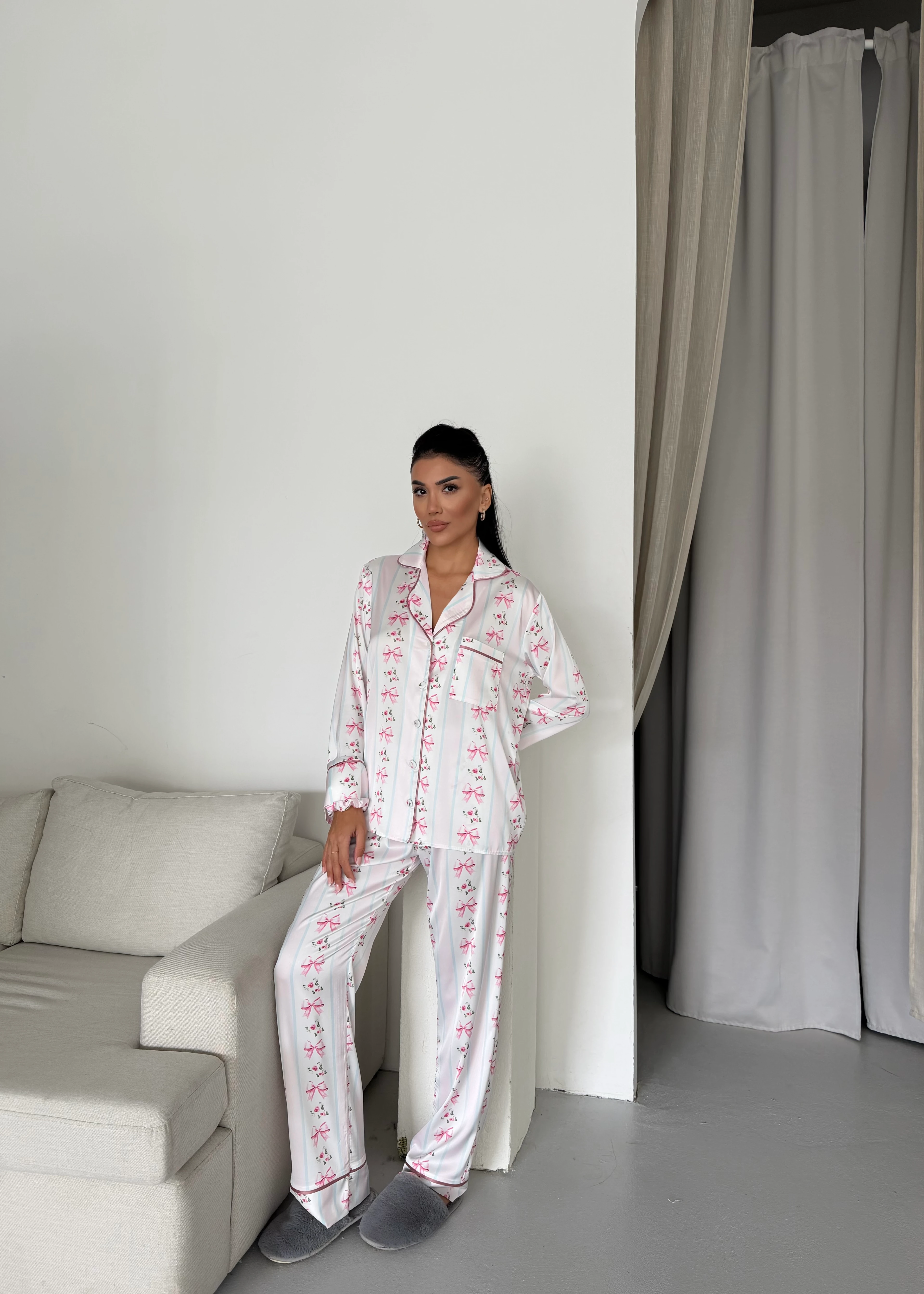 Kurdele ve Çiçek Desenli Saten Uzun Kollu Pijama Takımı