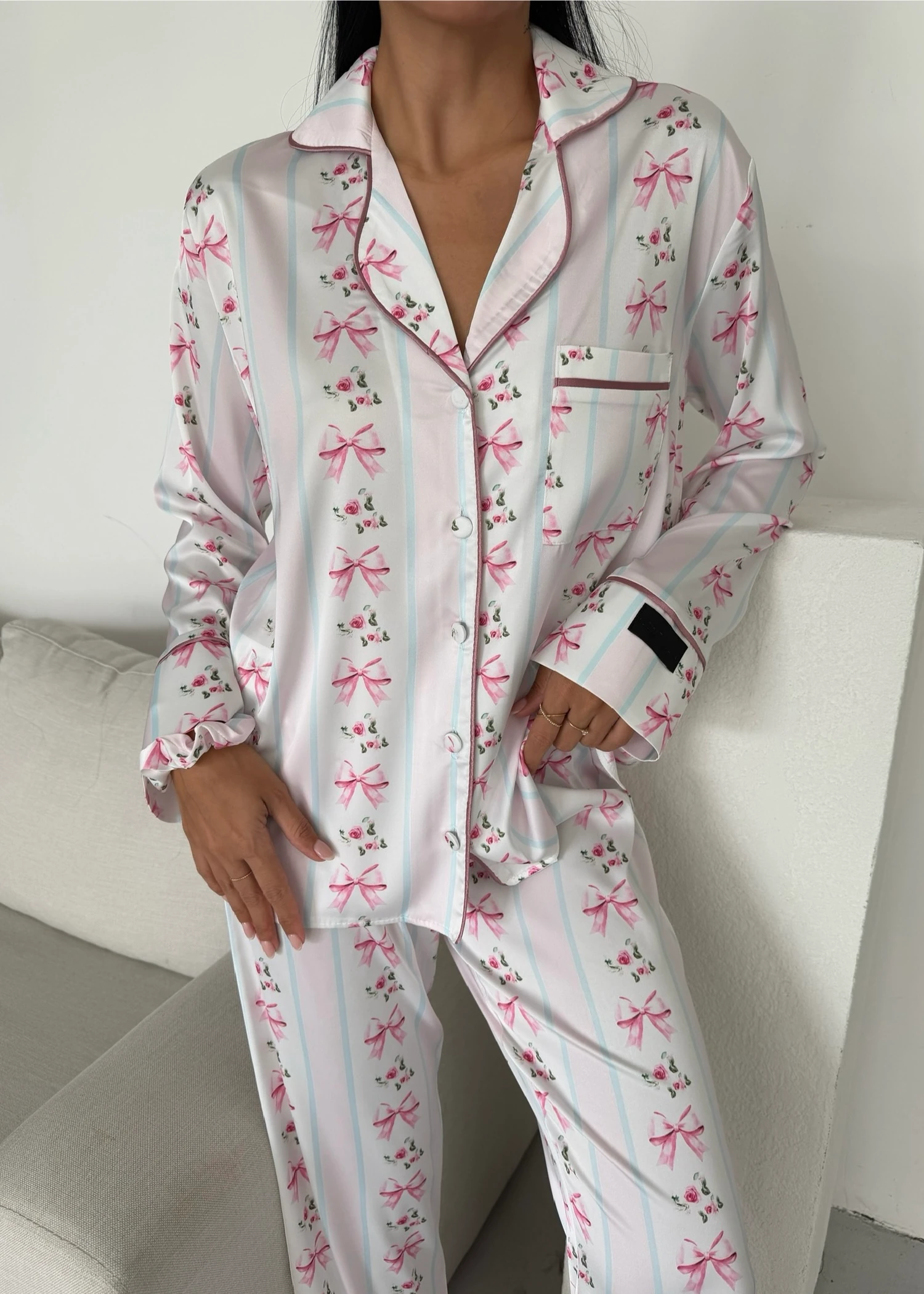 Kurdele ve Çiçek Desenli Saten Uzun Kollu Pijama Takımı