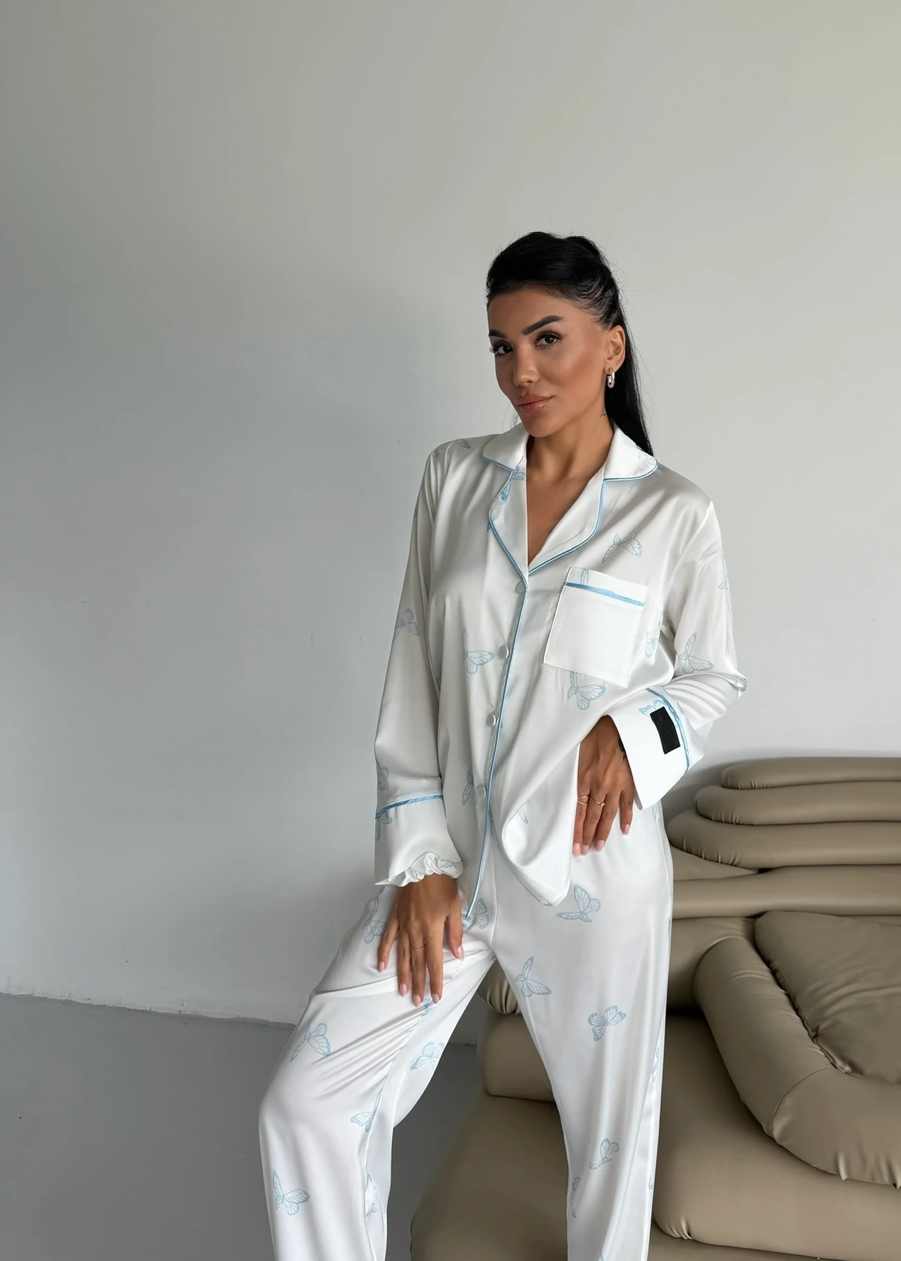 Mavi Kelebek Desenli Beyaz Saten Uzun Kollu Pijama Takımı