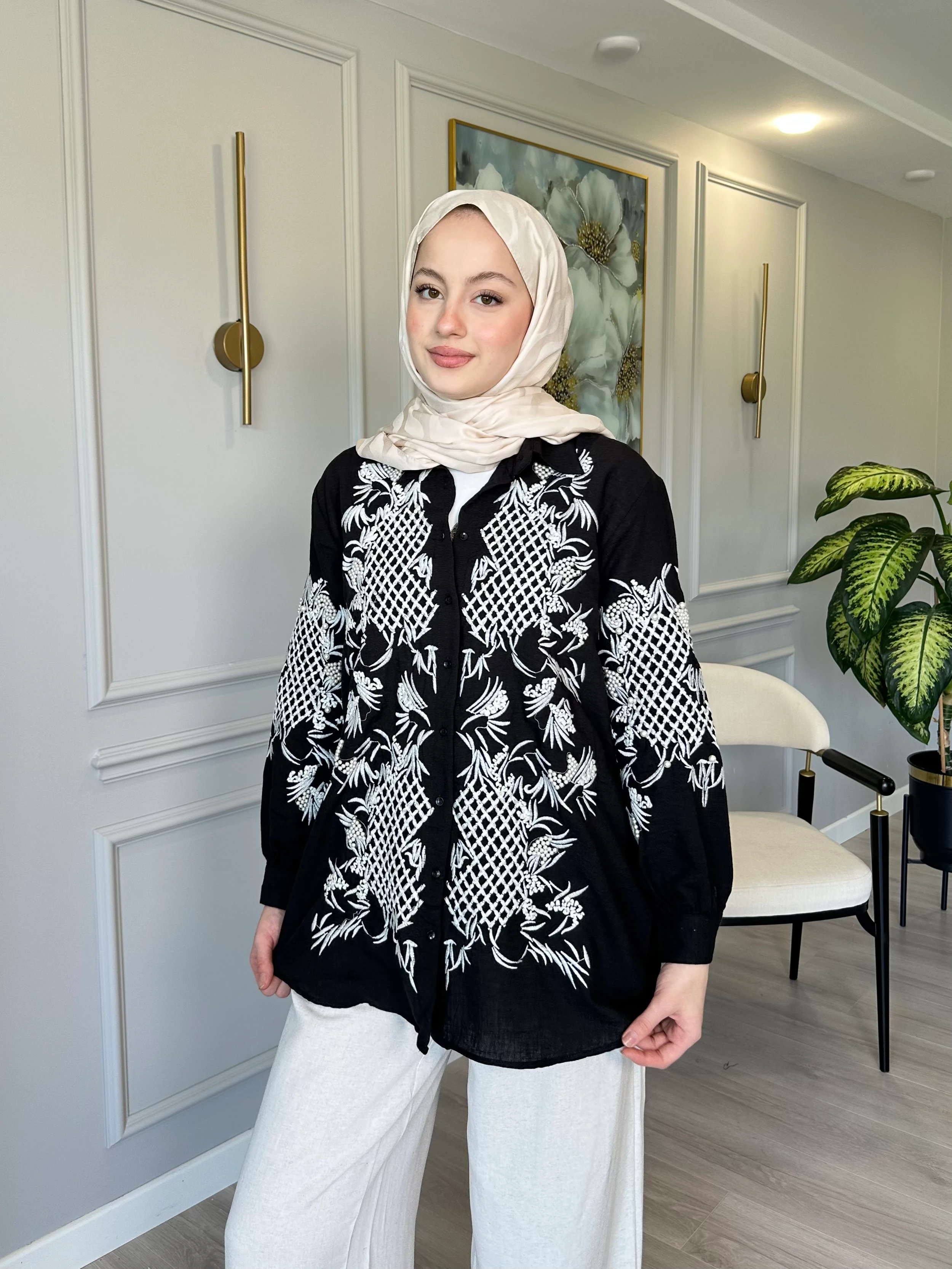  Keten Kumaş Önü Nakış İşlemeli Gömlek - Siyah