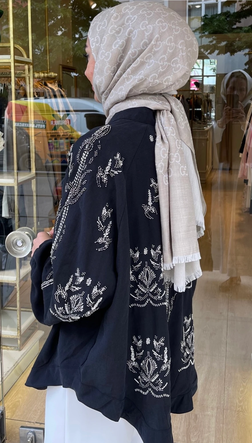 Siyah Kimono – Tensel Kumaş, Sırtı ve Kolları Taş İşlemeli