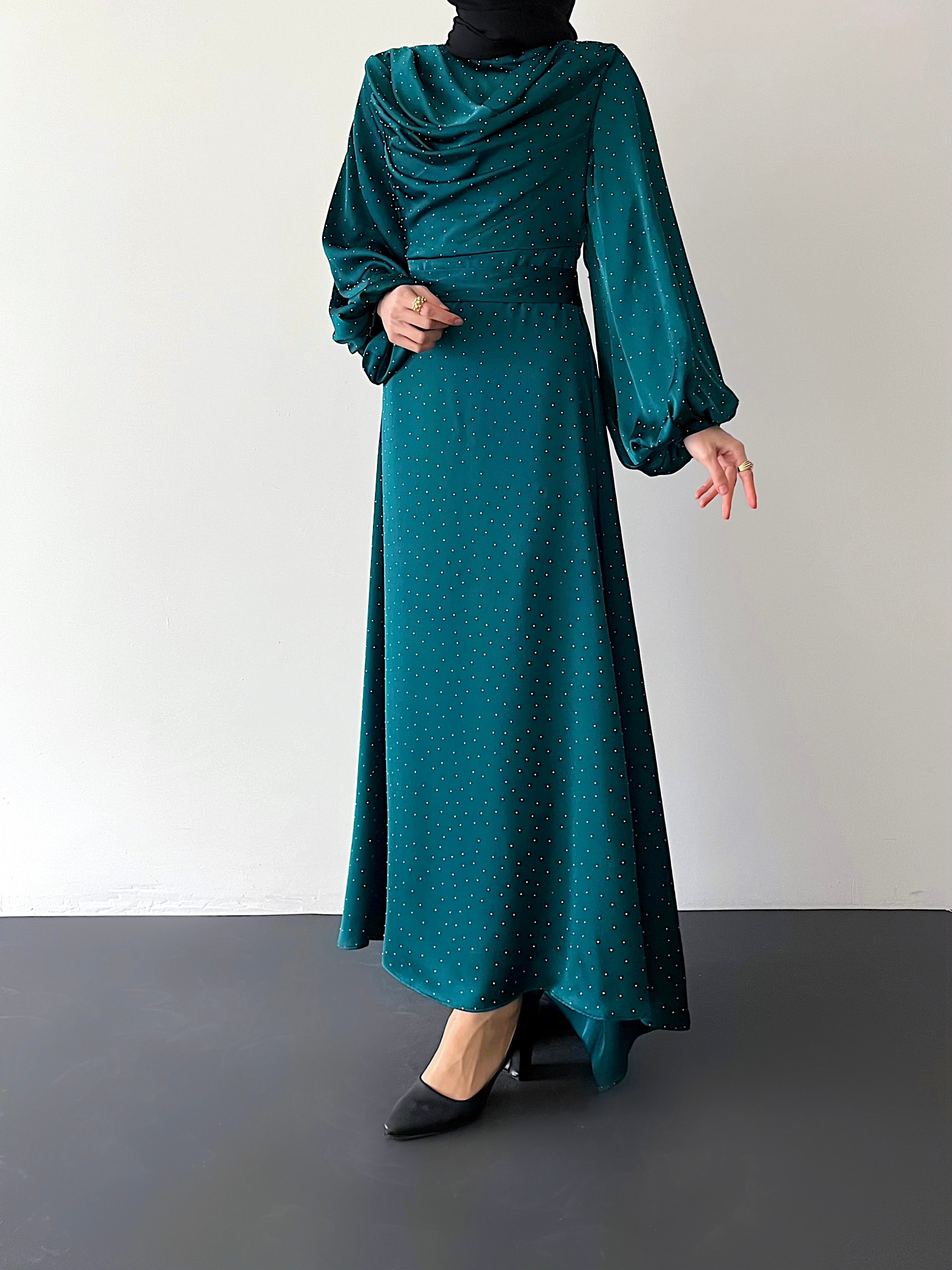 TAŞ DETAYLI DEGAJELİ ELBİSE