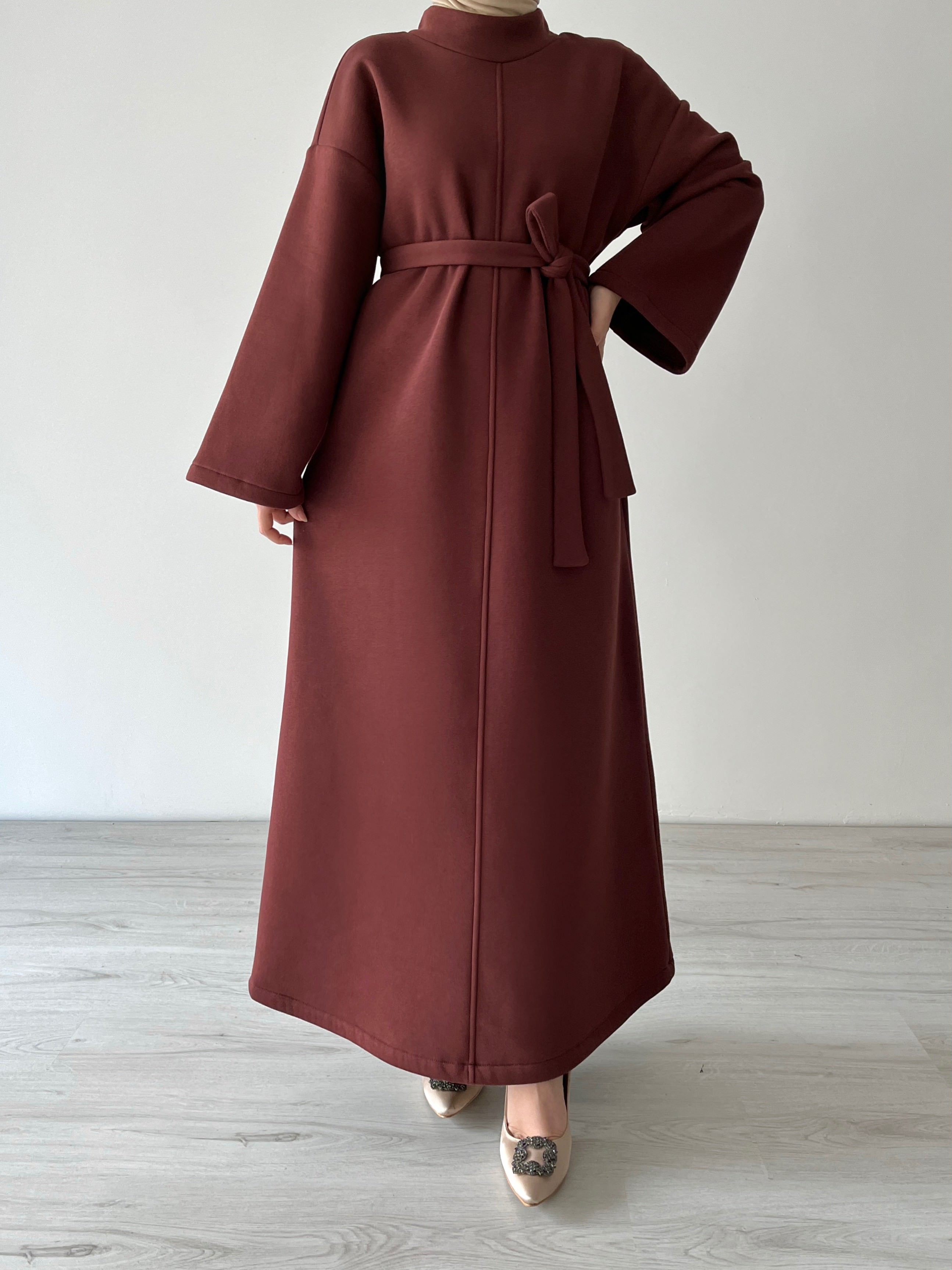 OVERSIZE SEYYAR KEMERLİ ÜÇ İPLİK ŞARDONLU ELBİSE KAHVERENGİ
