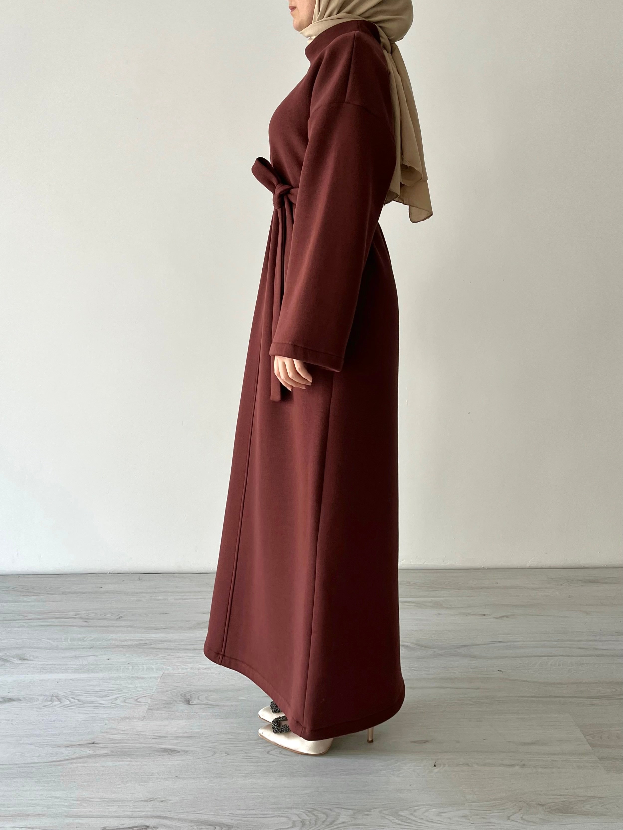 OVERSIZE SEYYAR KEMERLİ ÜÇ İPLİK ŞARDONLU ELBİSE KAHVERENGİ