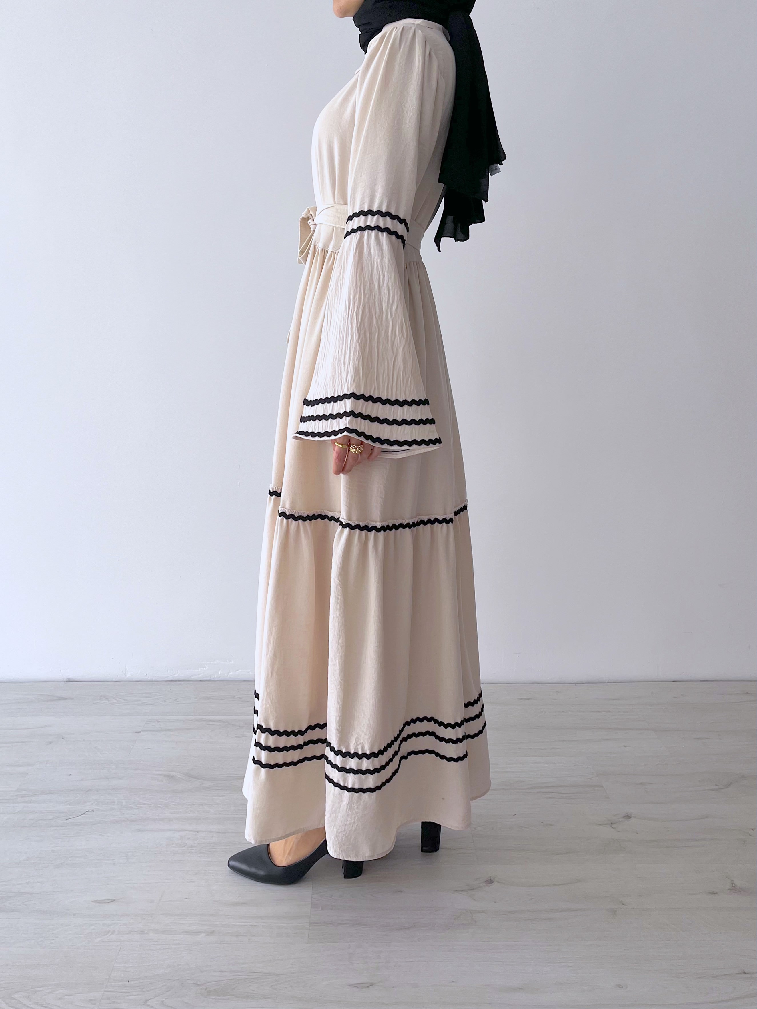 NAKIŞ DETAYLI ELBİSE
