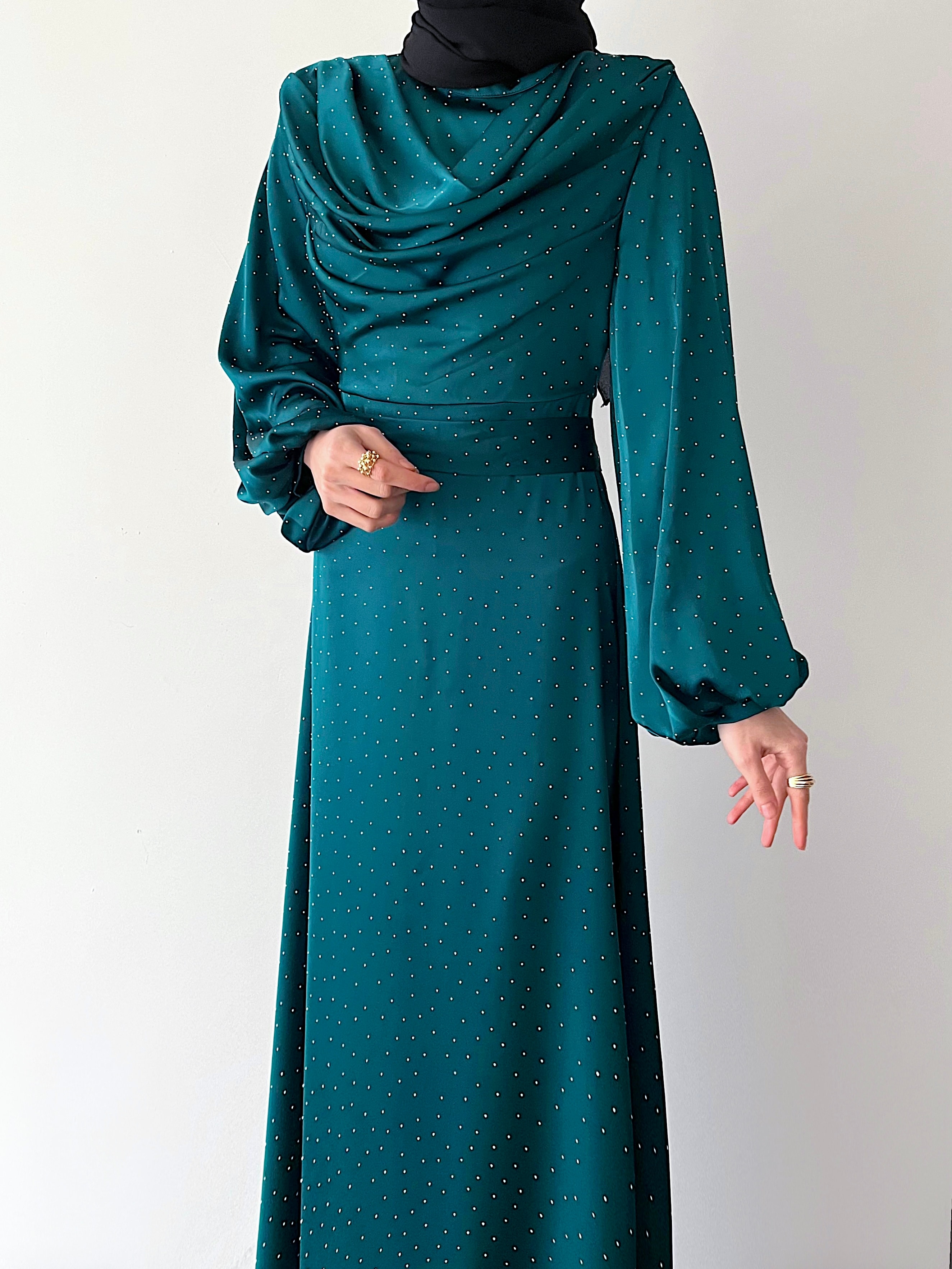 TAŞ DETAYLI DEGAJELİ ELBİSE