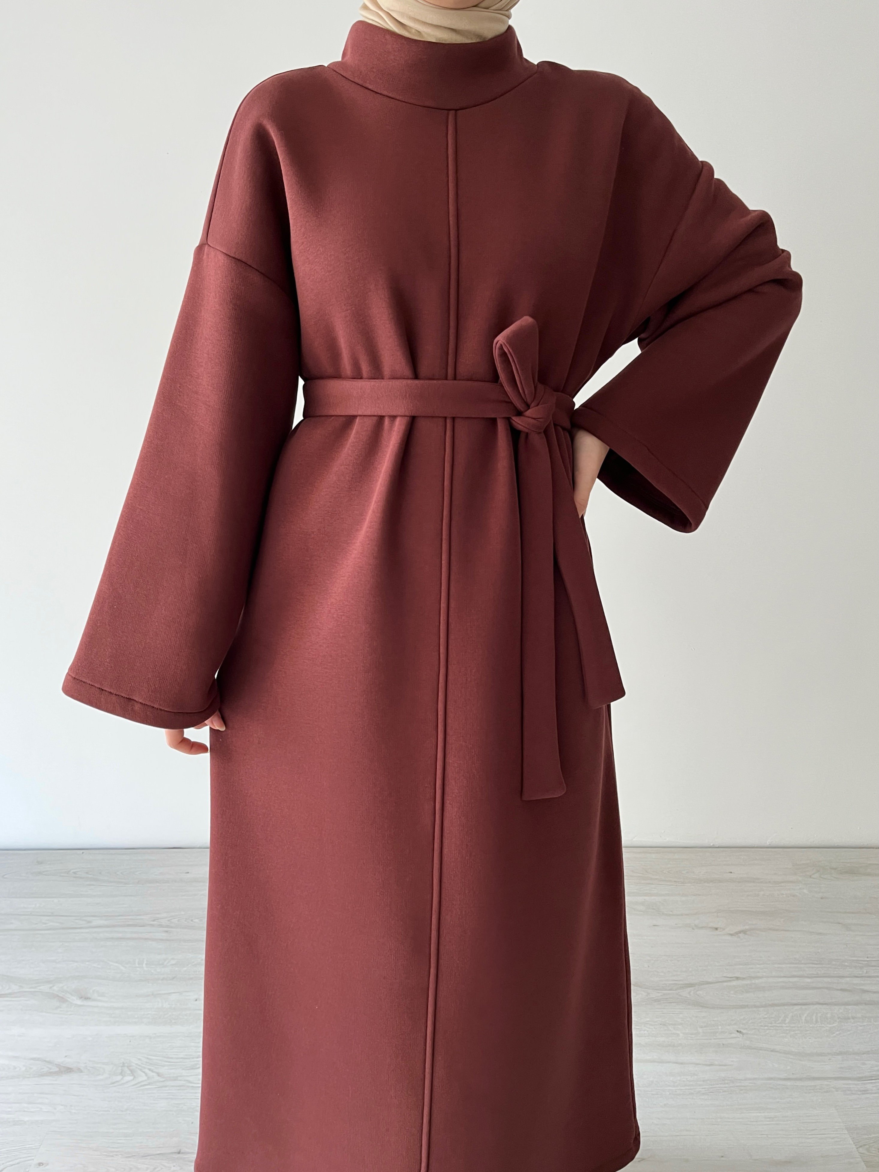 OVERSIZE SEYYAR KEMERLİ ÜÇ İPLİK ŞARDONLU ELBİSE KAHVERENGİ