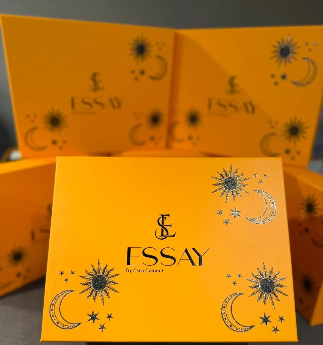 Essay by Esra Ezmeci – Set Ürünler