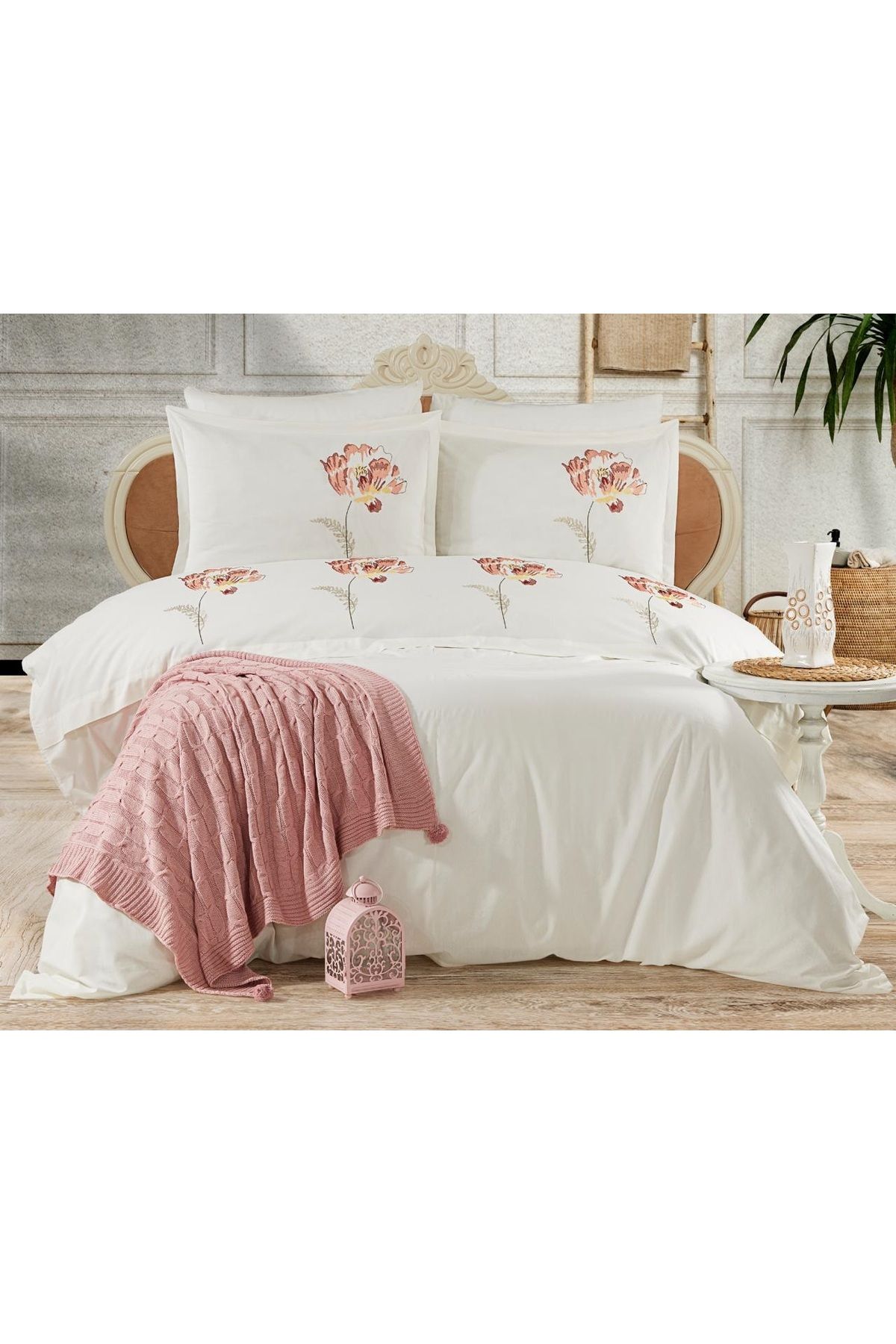 Madame Suzie 7 Parça Zambak Pudra Nakışlı Nevresim Takımı- Diz Battaniyesi