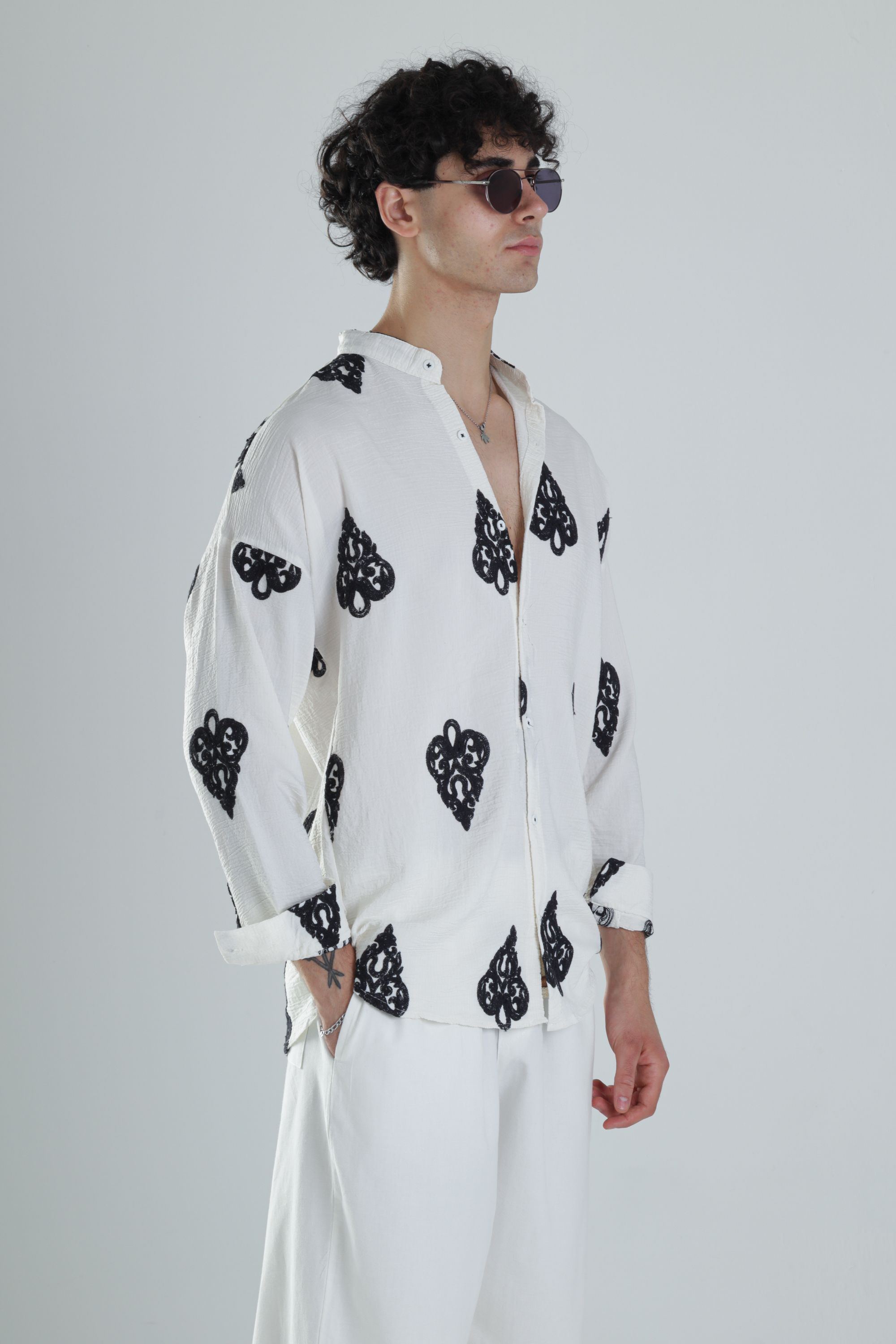 Siyah Nakış Detaylı Oversize Gömlek