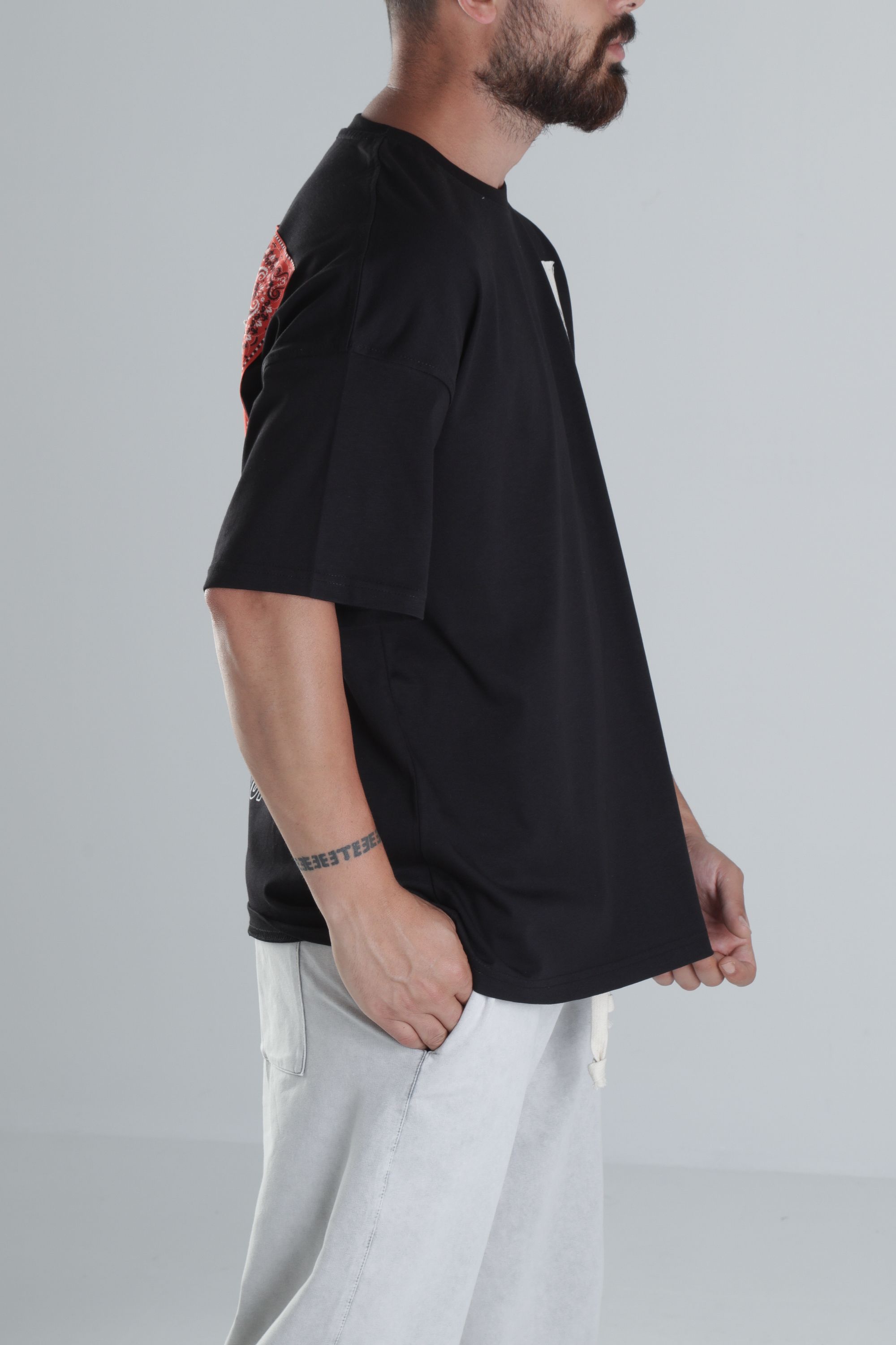 Halı Desenli Siyah Tasarım T-Shirt