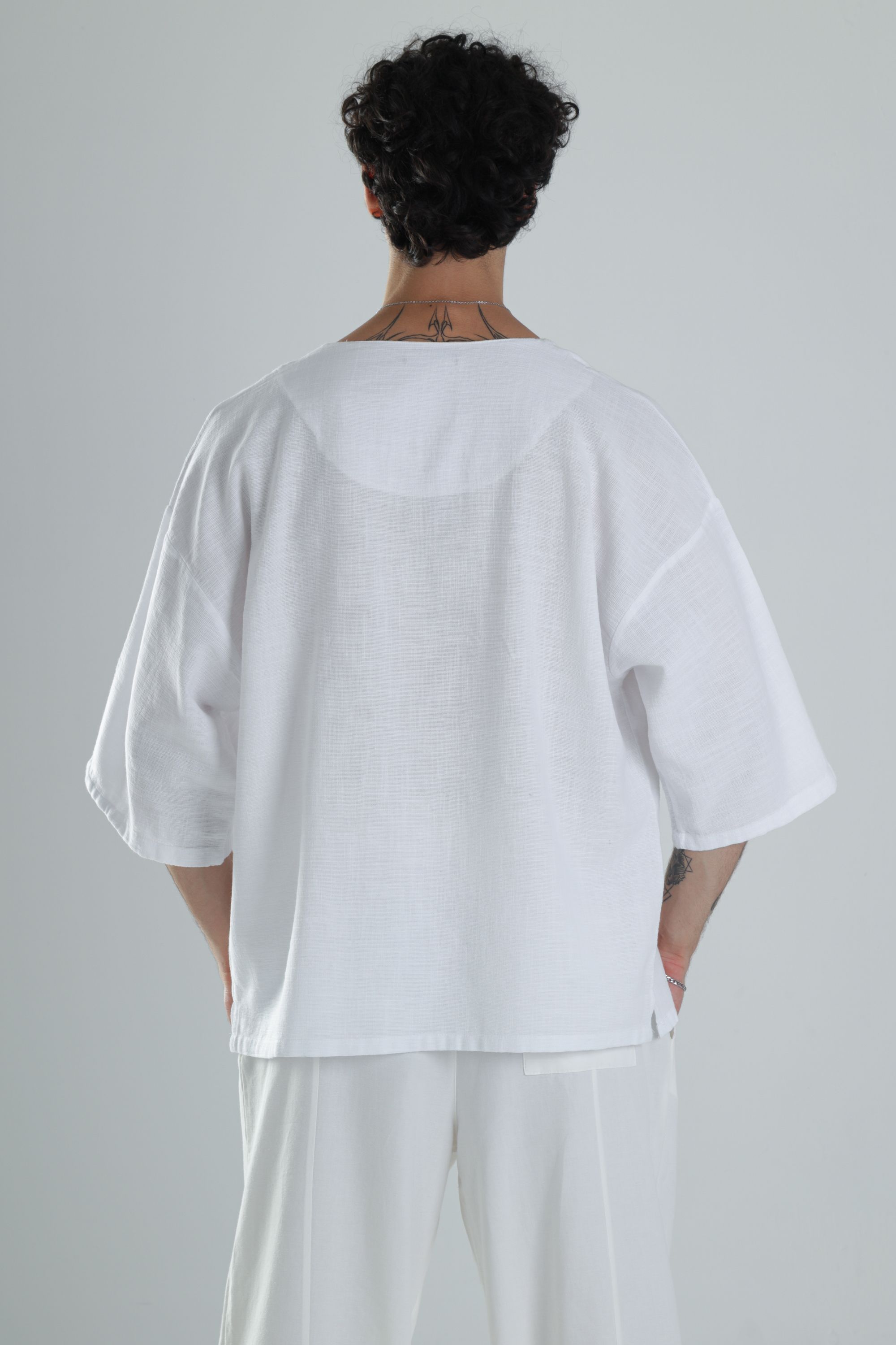Beyaz Yaka Detaylı Keten T-Shirt