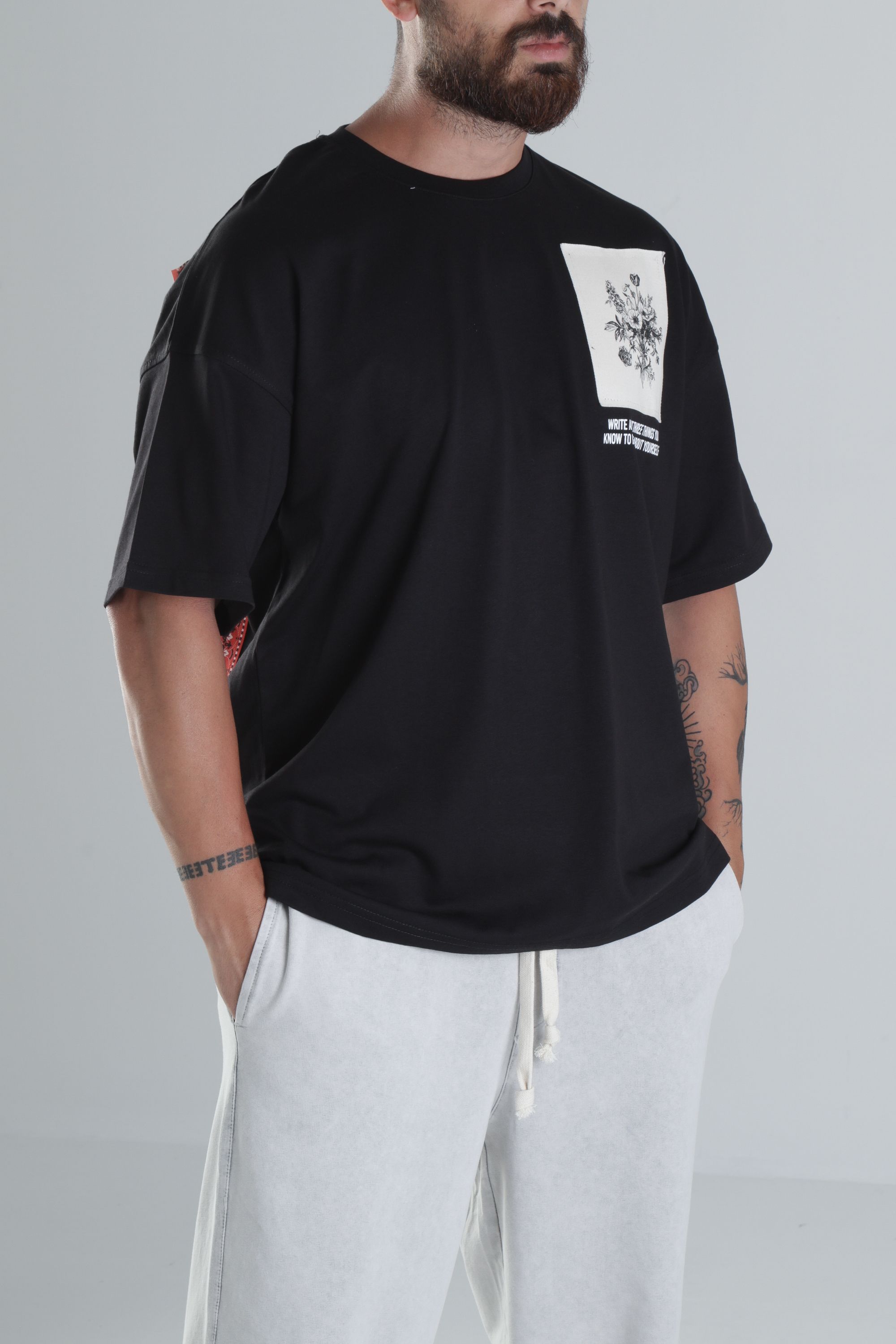 Halı Desenli Siyah Tasarım T-Shirt