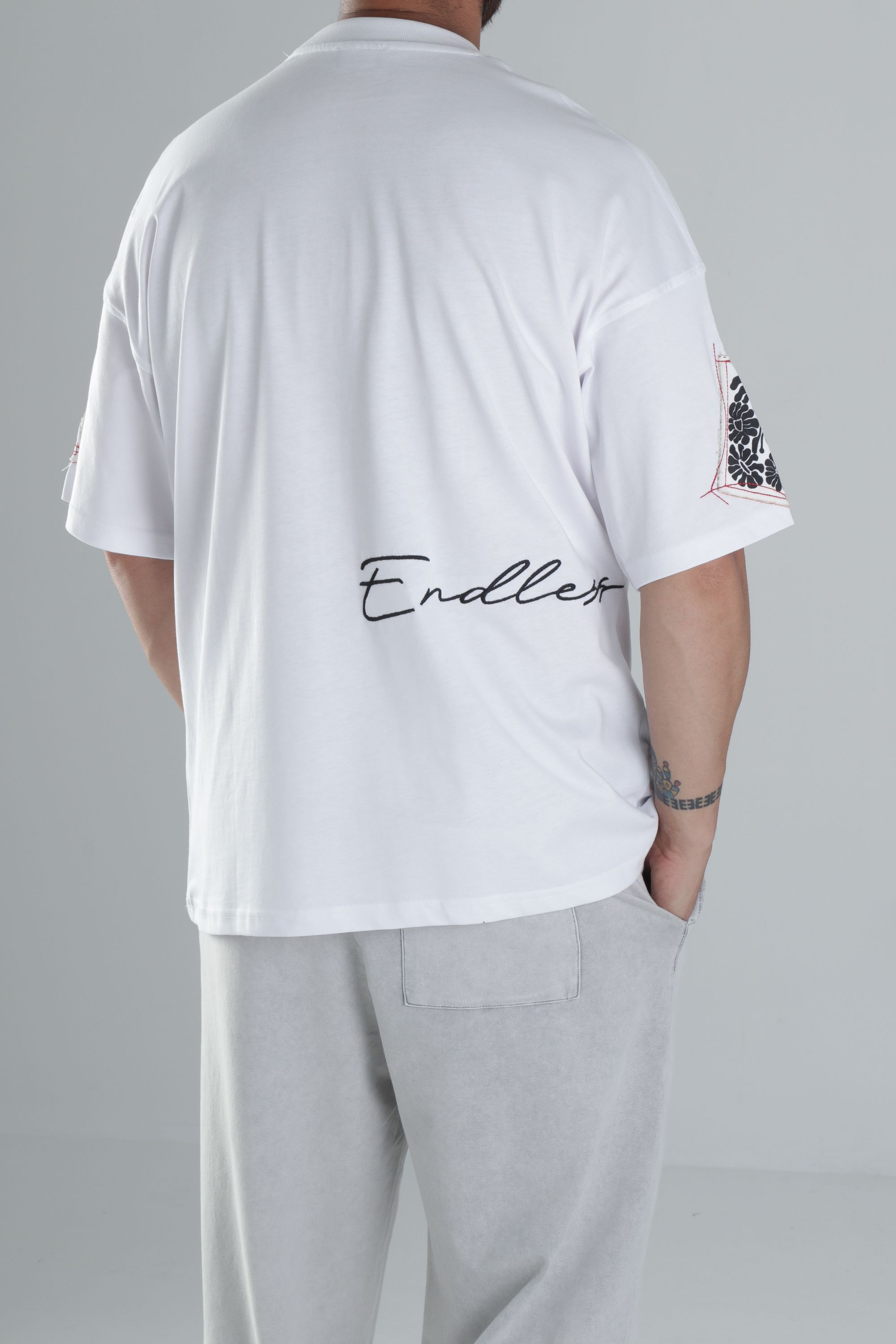 Yama Desenli Beyaz Tasarım T-Shirt