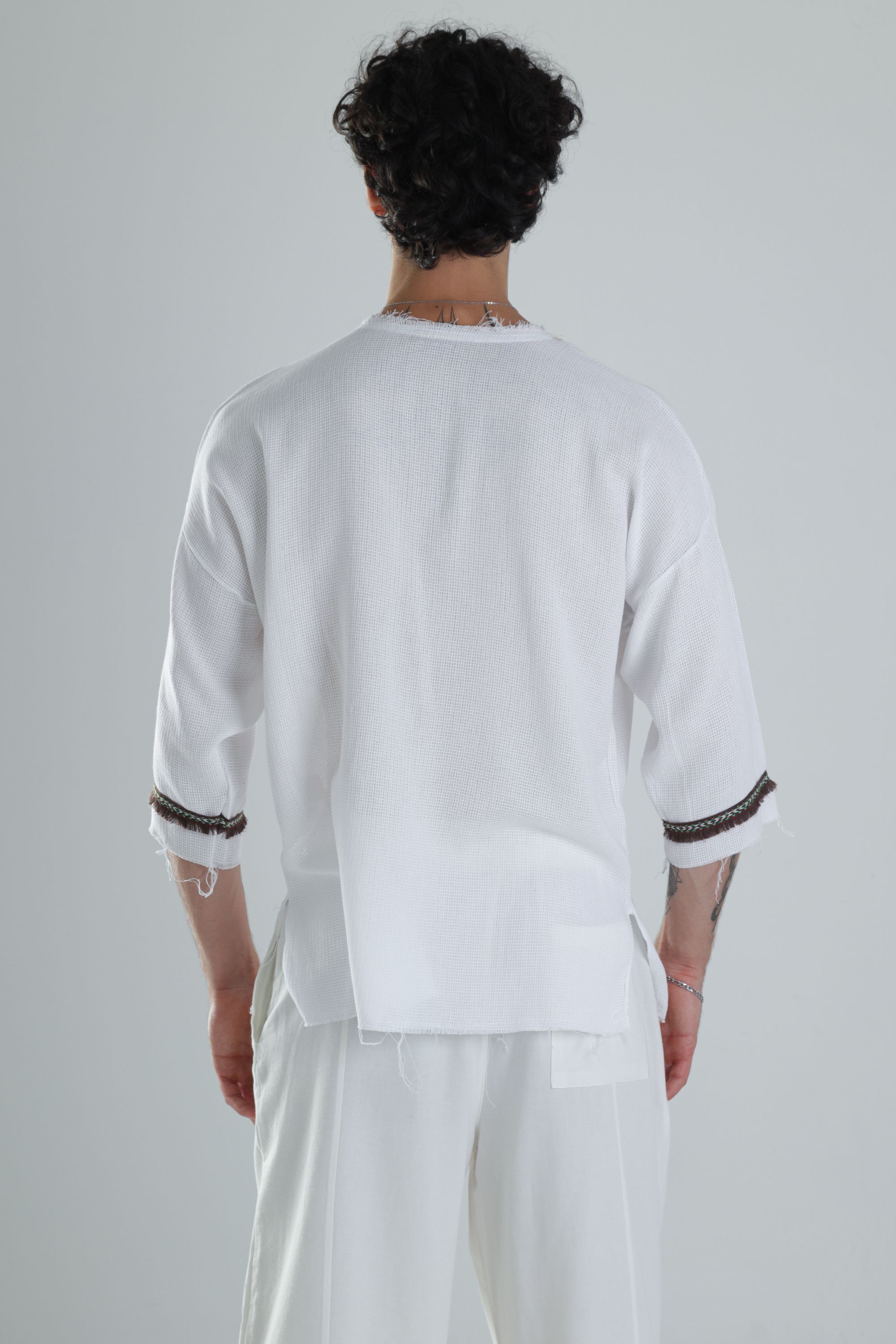 Kolyeli Tasarım Beyaz Fakir Kol T-Shirt
