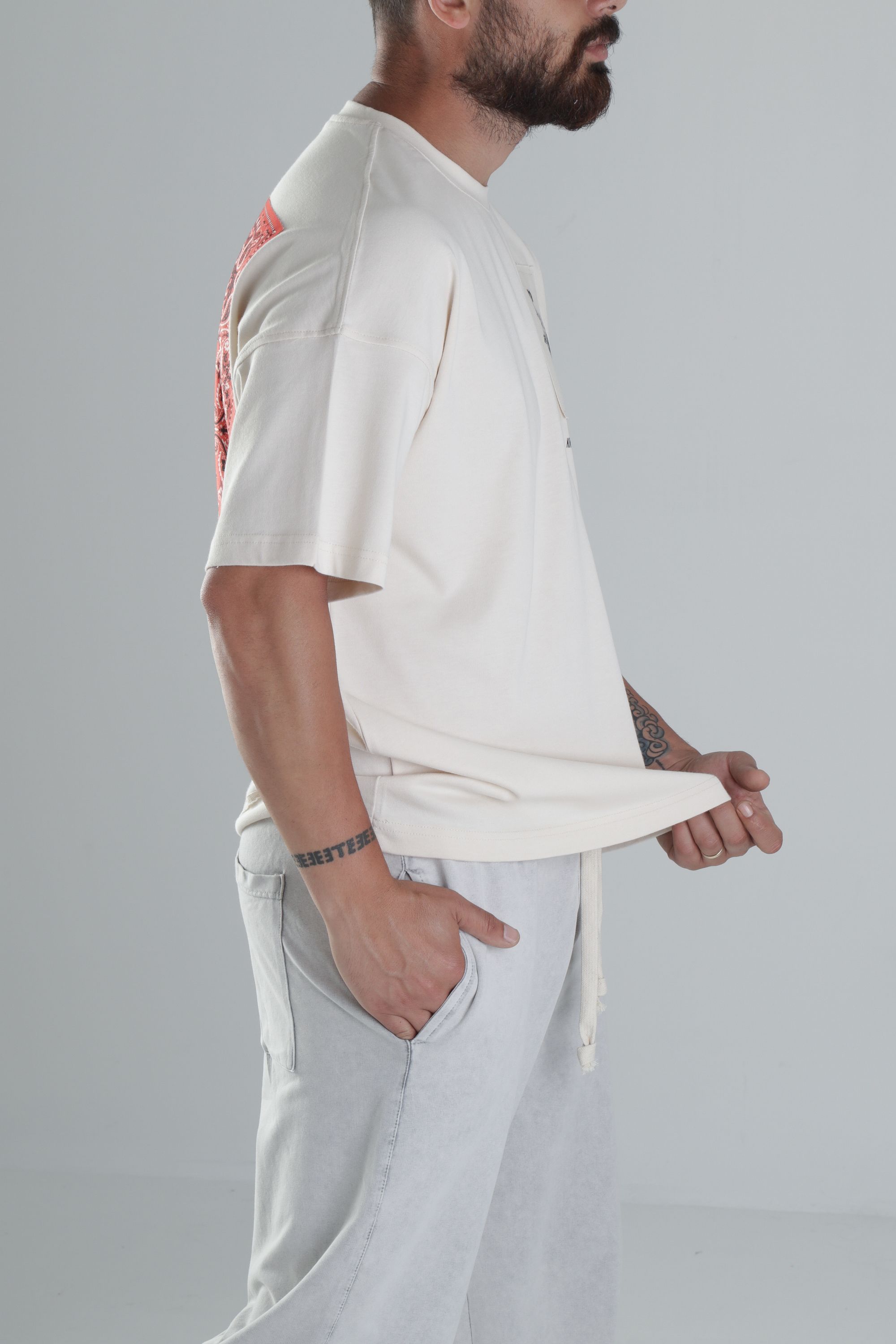 Halı Desenli Bej Tasarım T-Shirt