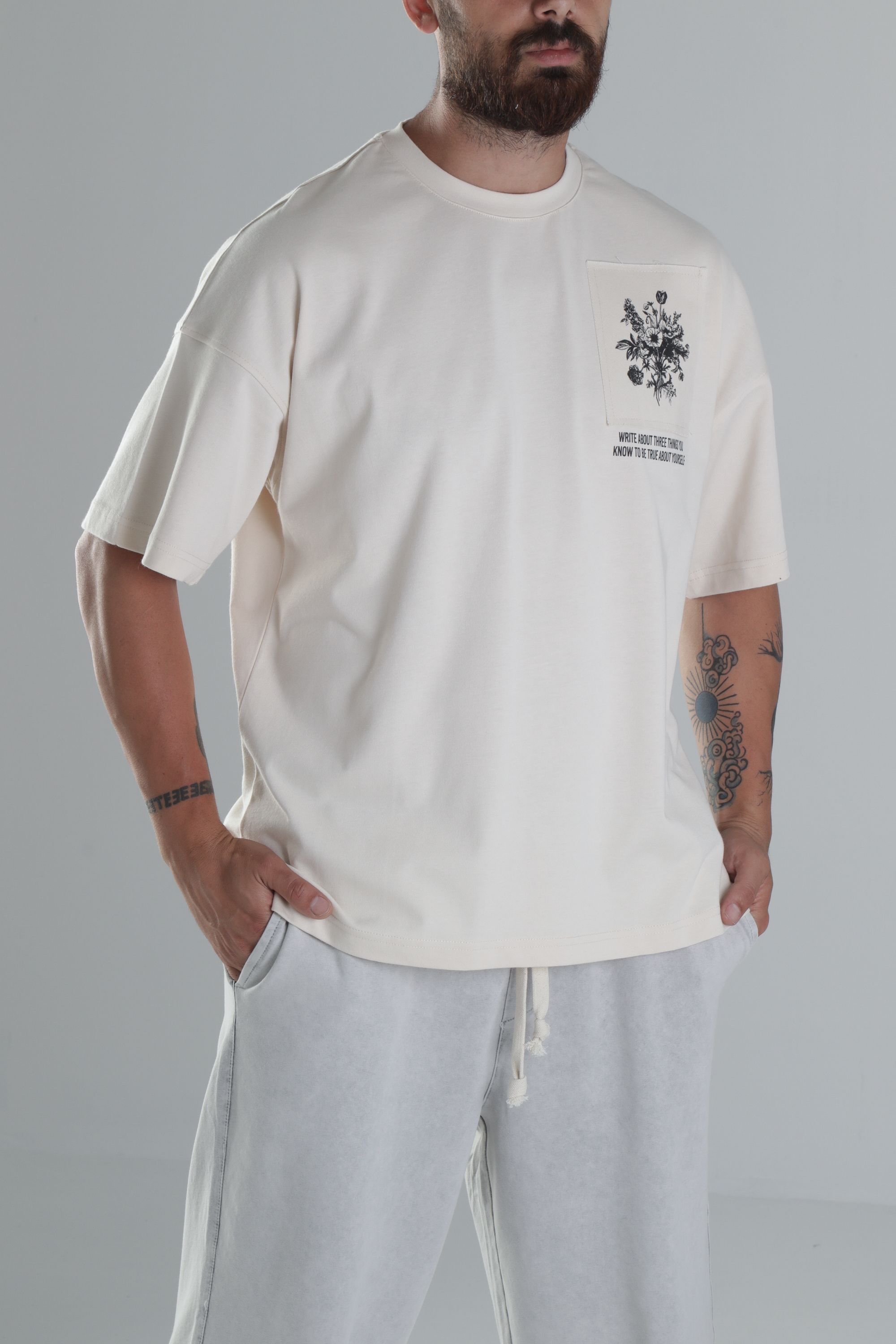 Halı Desenli Bej Tasarım T-Shirt