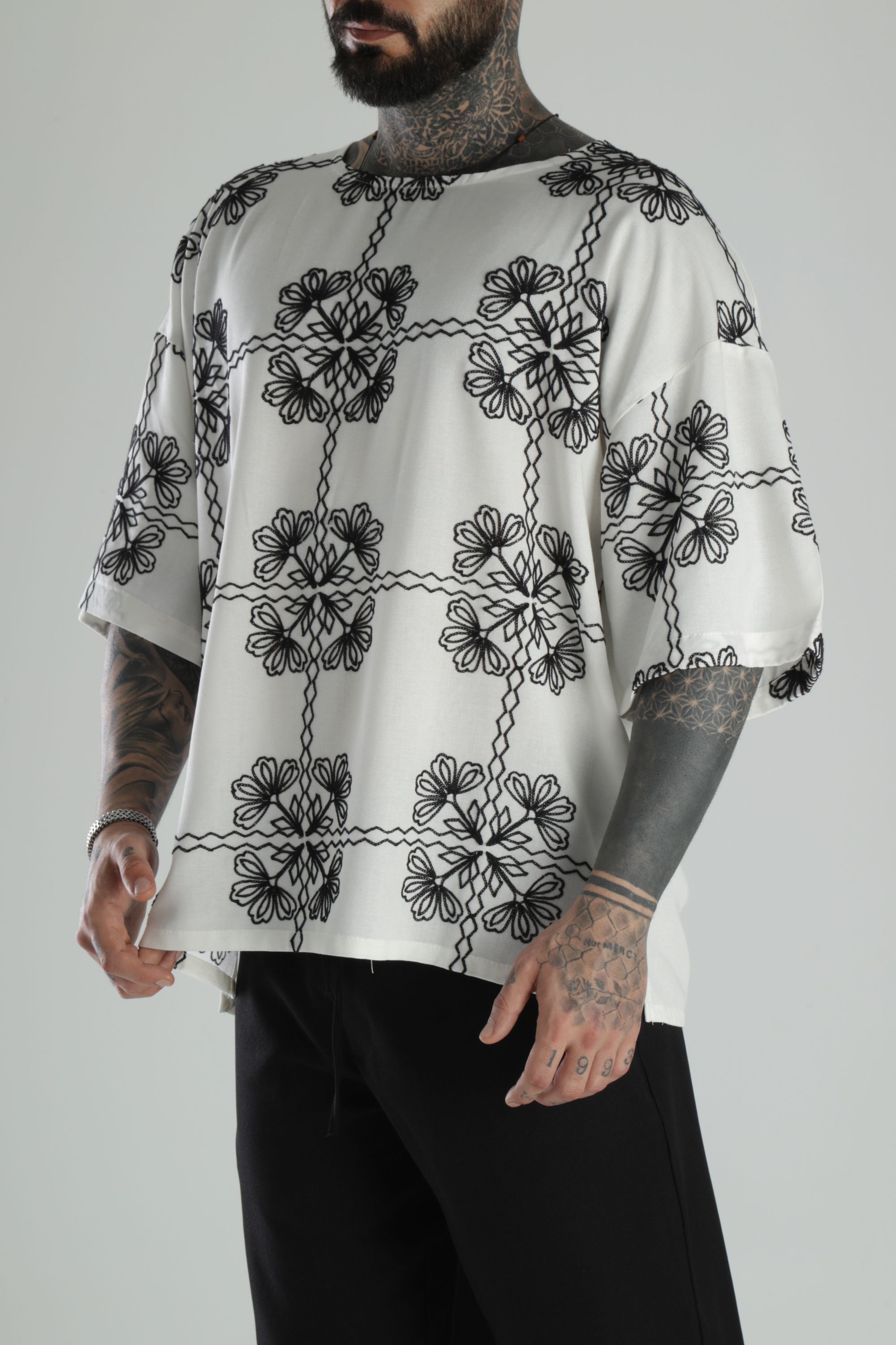Siyah Nakış İşlemeli Oversize T-Shirt