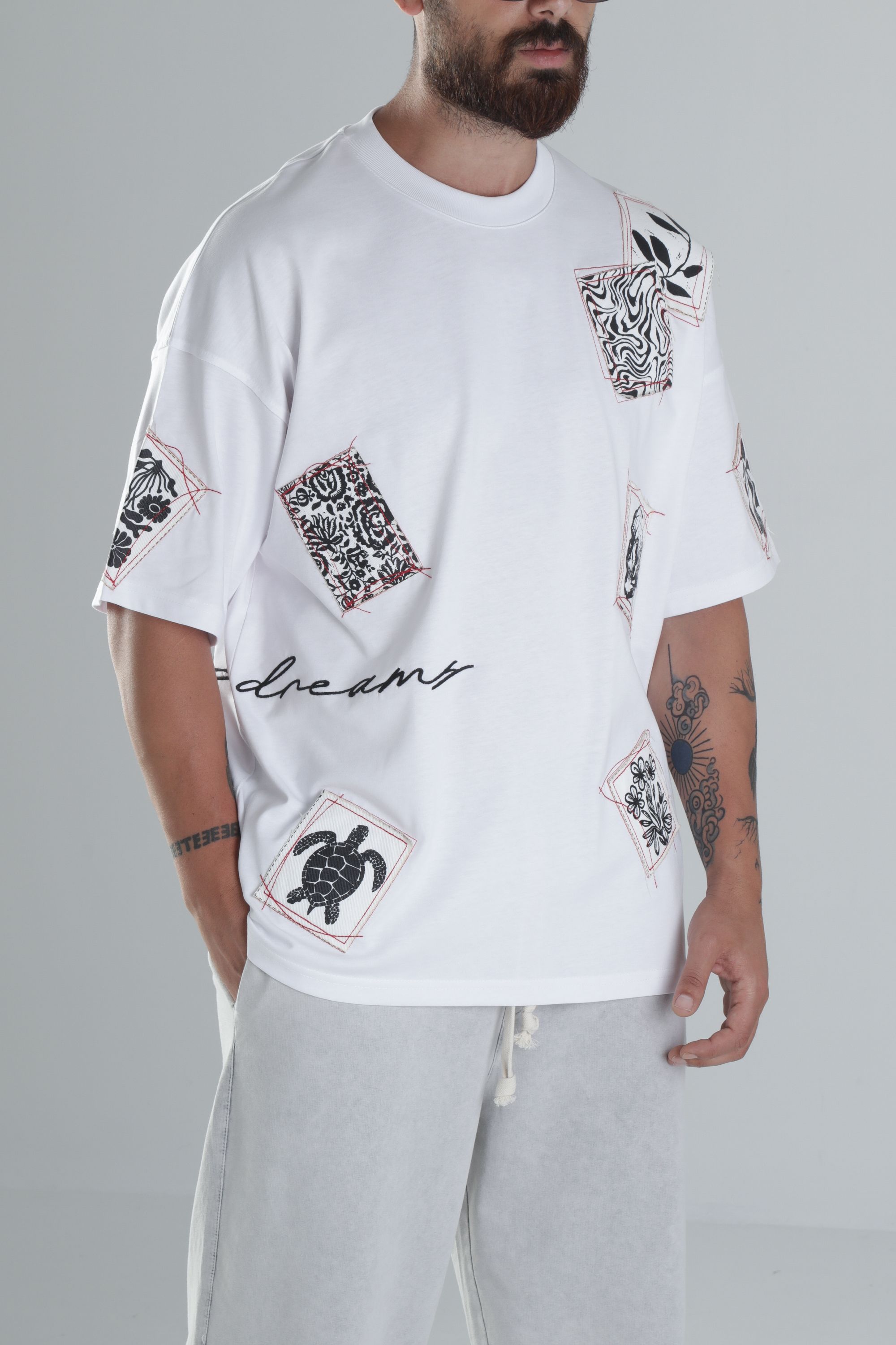 Yama Desenli Beyaz Tasarım T-Shirt