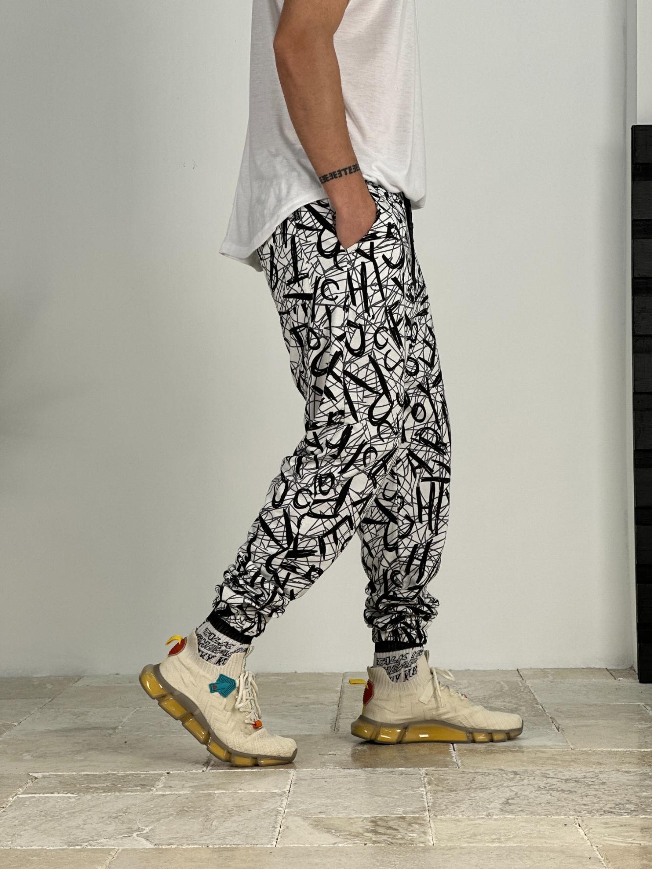 Erkek Beyaz-Siyah Renkli Grafiti Jogger