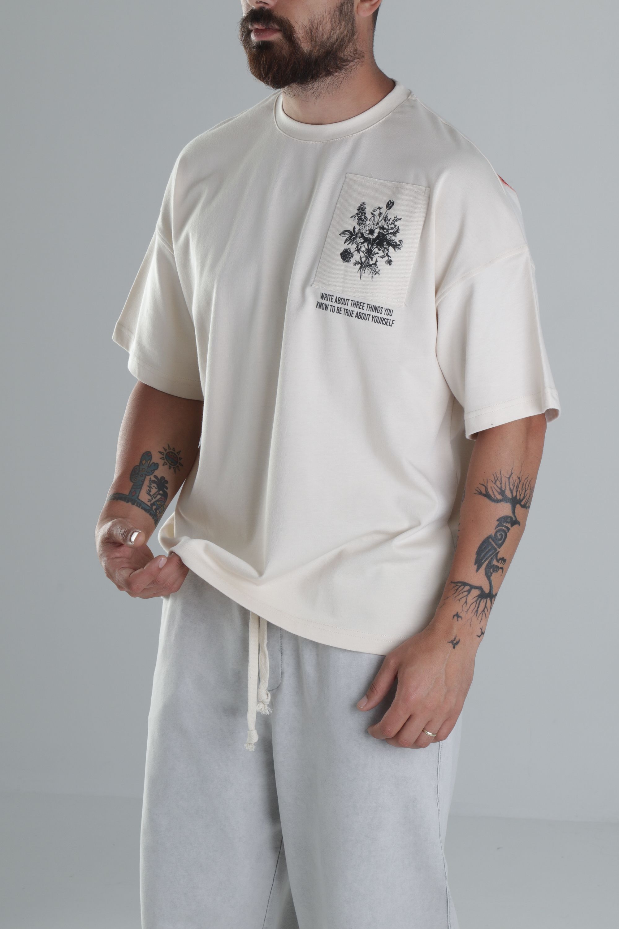Halı Desenli Bej Tasarım T-Shirt