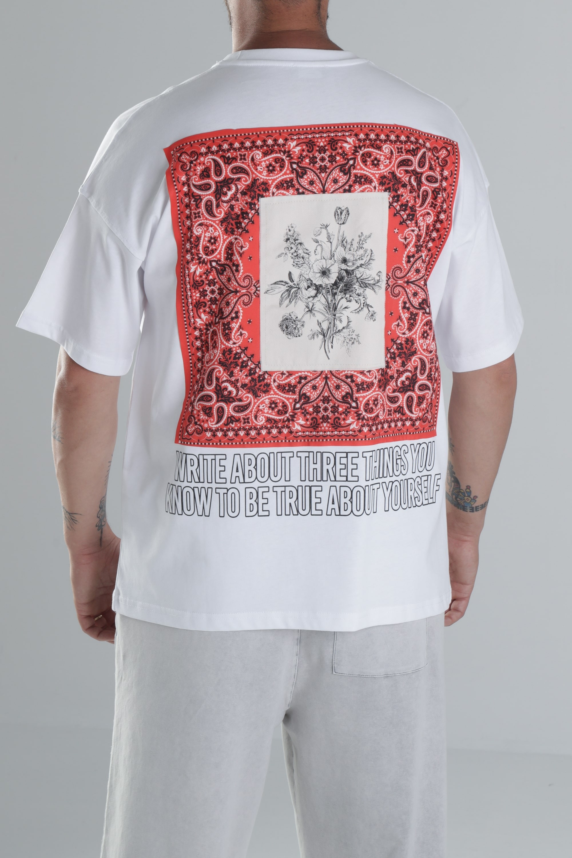 Halı Desenli Beyaz Tasarım T-Shirt