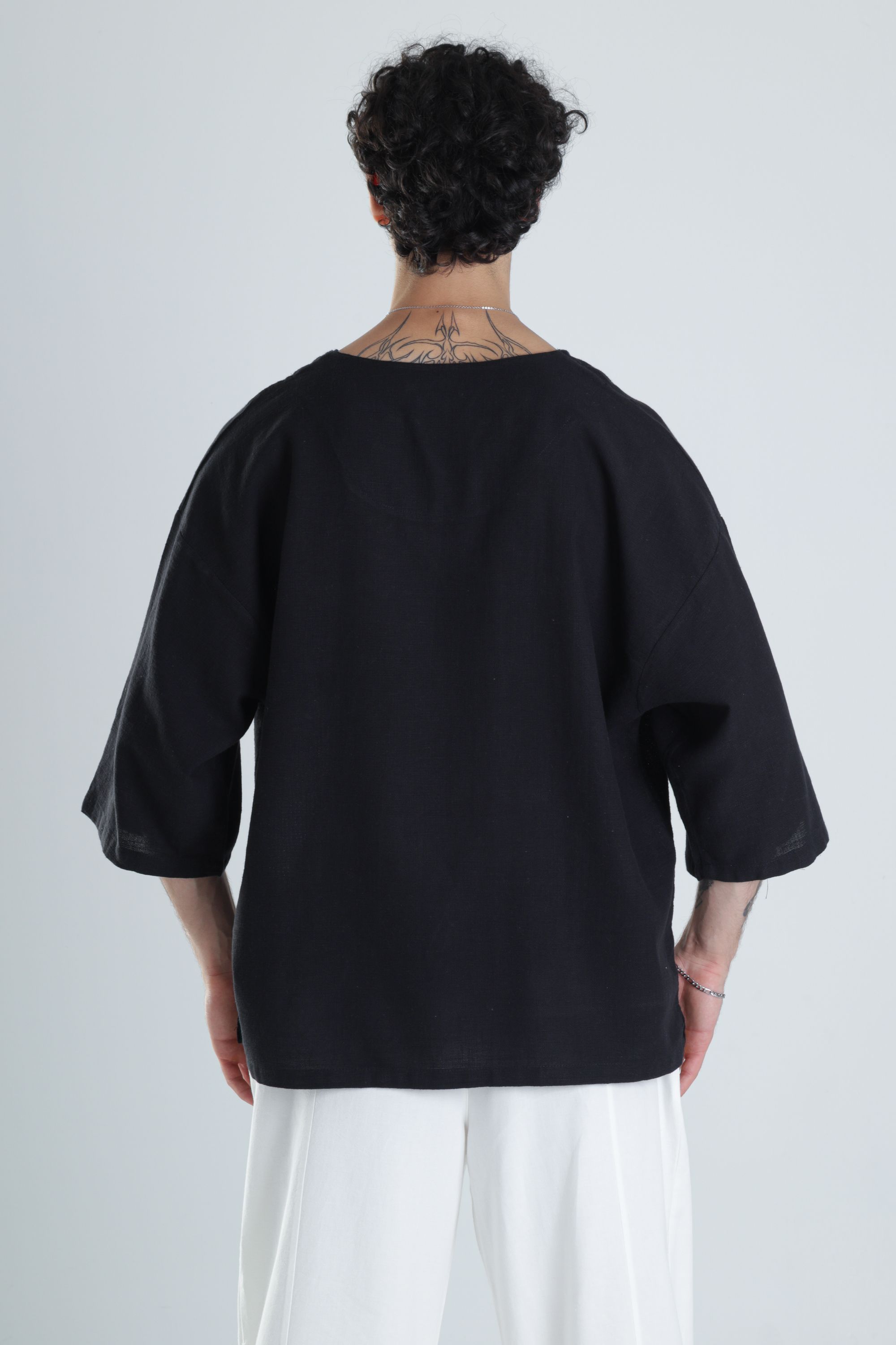 Siyah Yaka Detaylı Keten T-Shirt