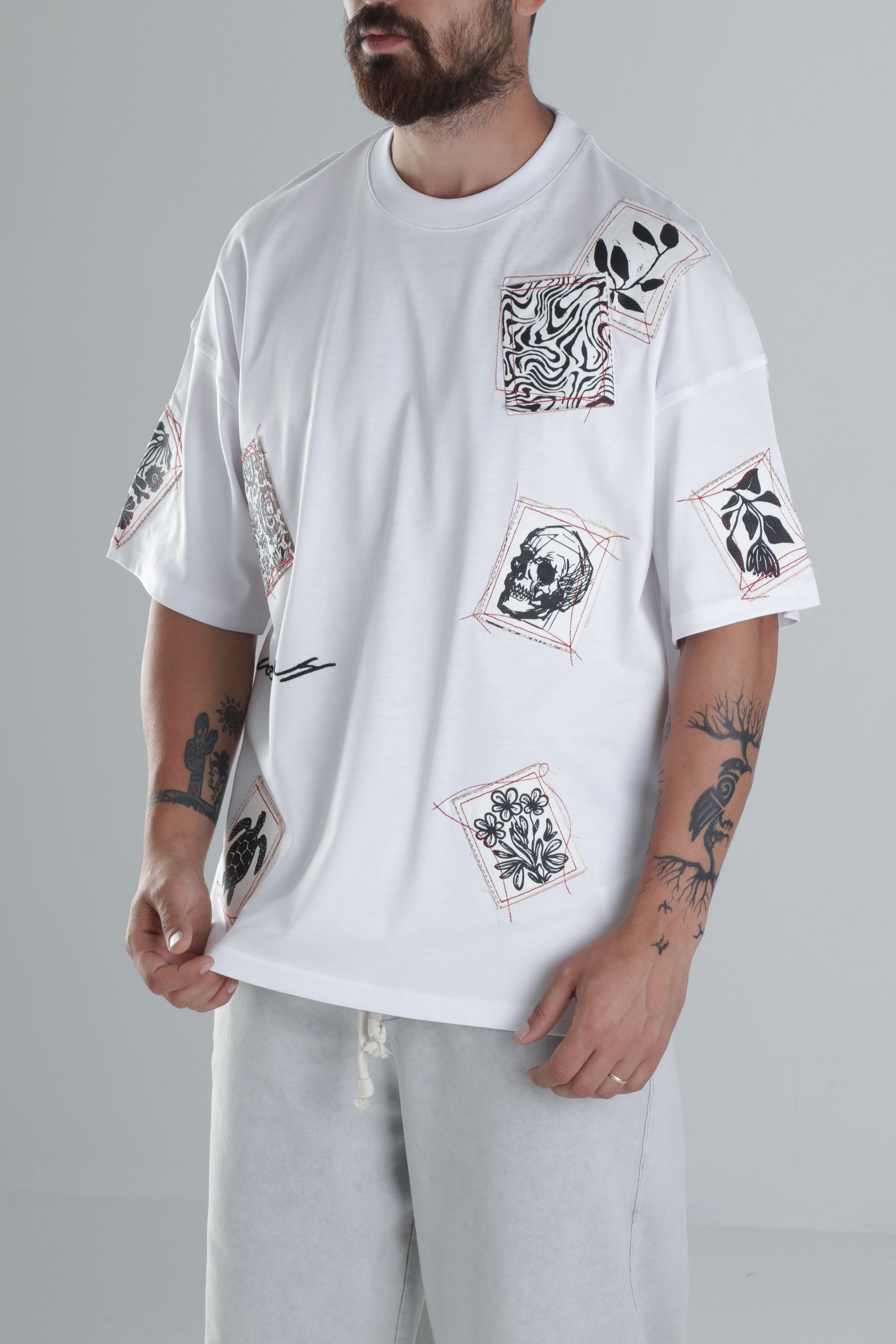 Yama Desenli Beyaz Tasarım T-Shirt