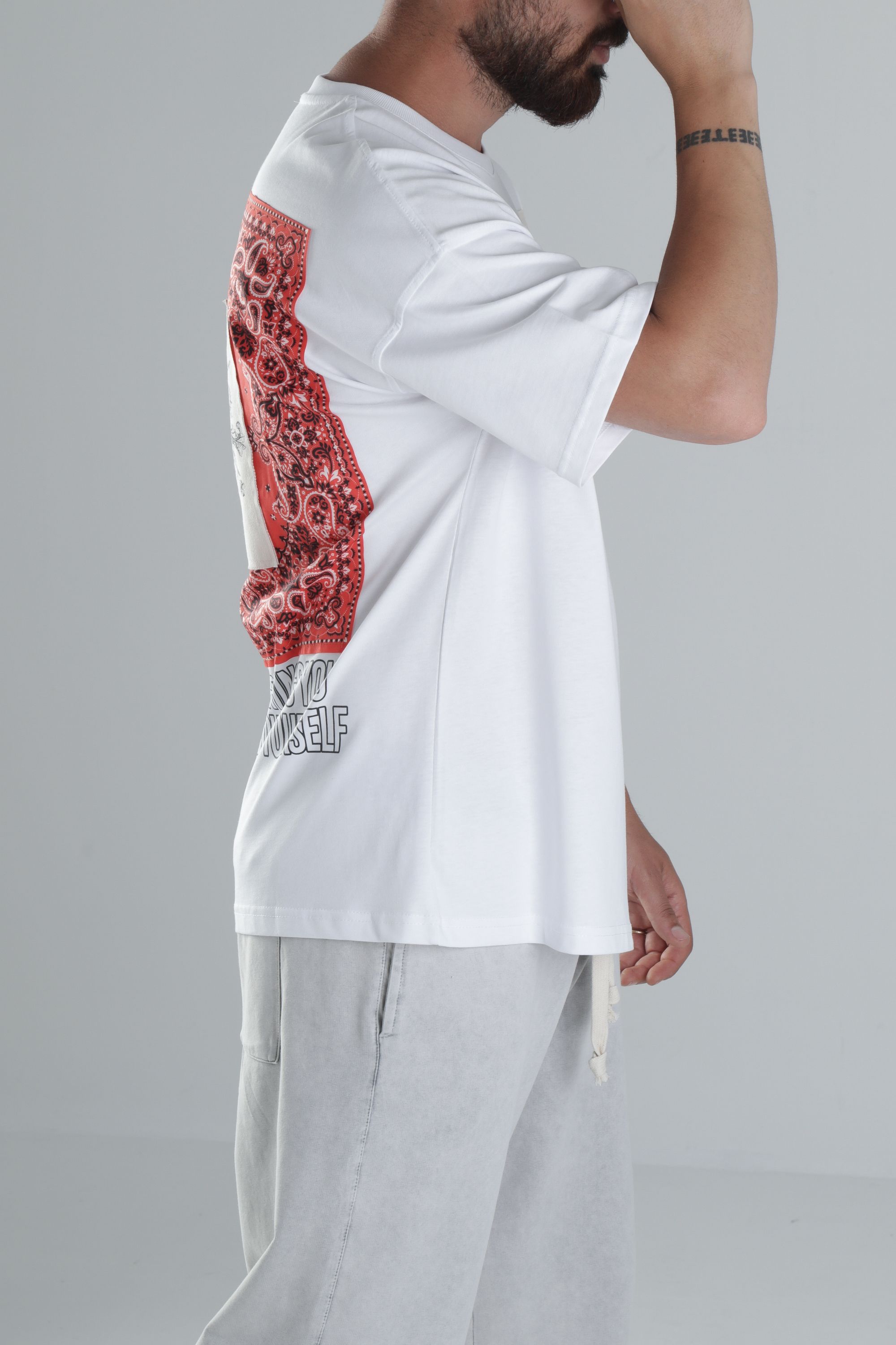 Halı Desenli Beyaz Tasarım T-Shirt