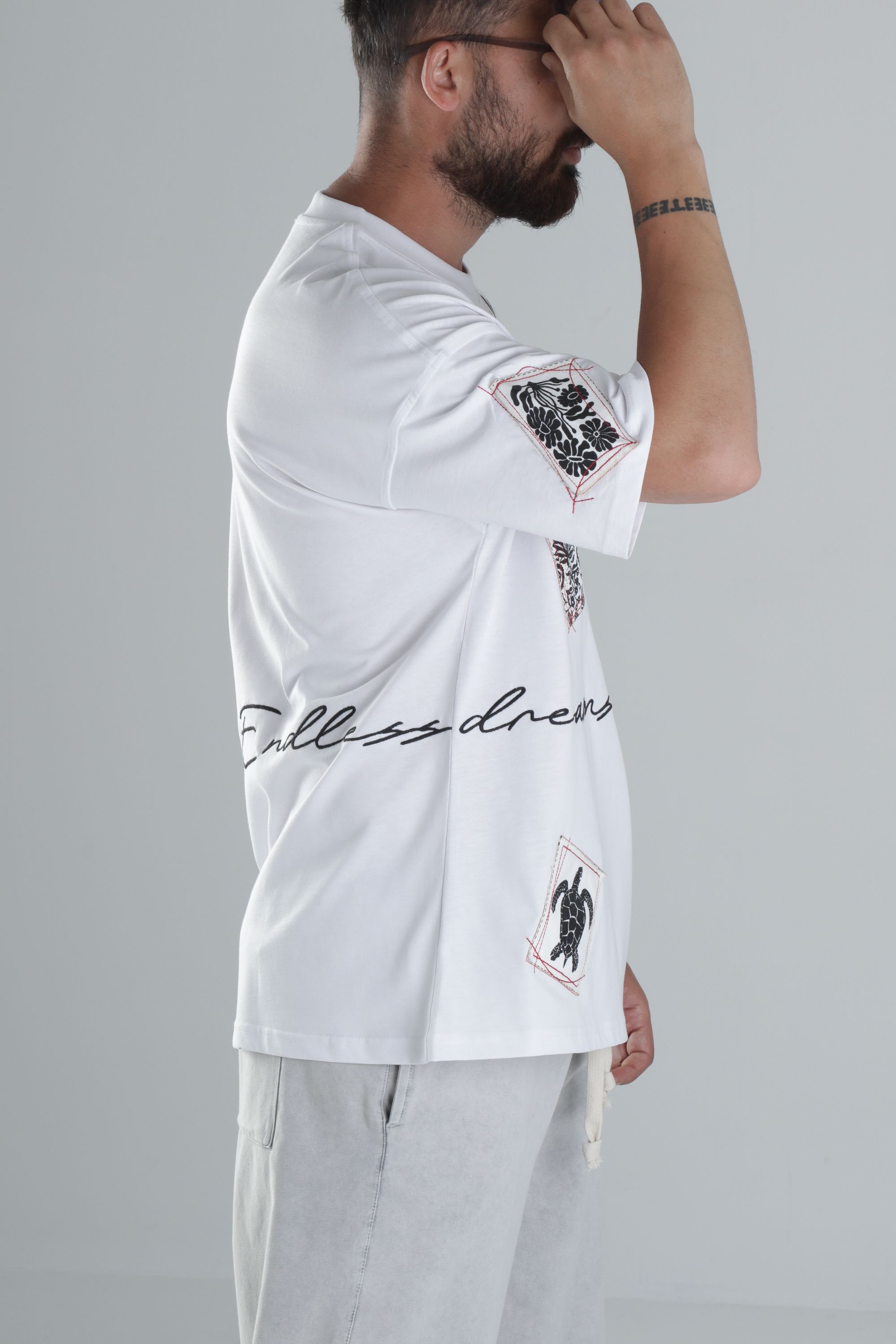 Yama Desenli Beyaz Tasarım T-Shirt