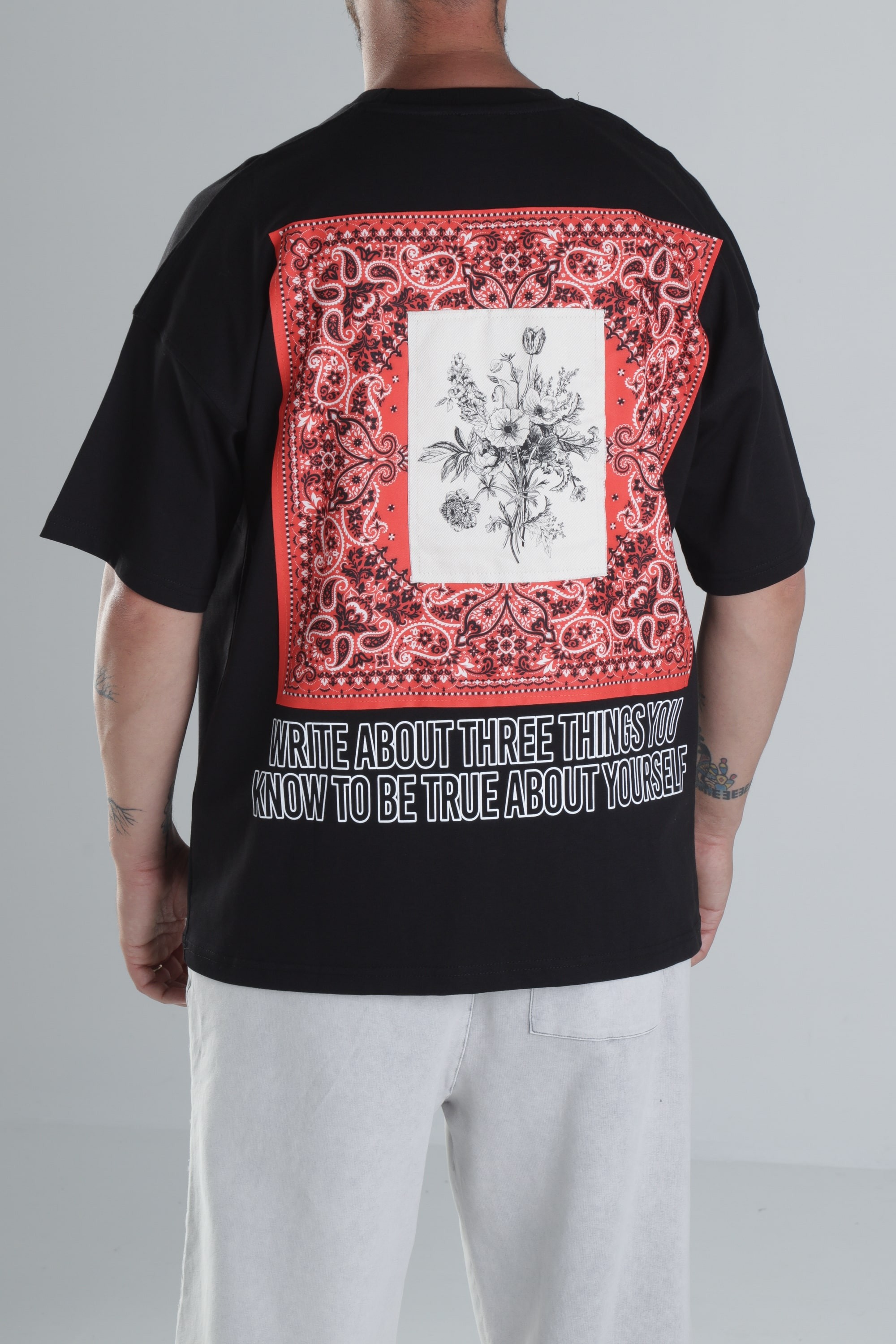 Halı Desenli Siyah Tasarım T-Shirt