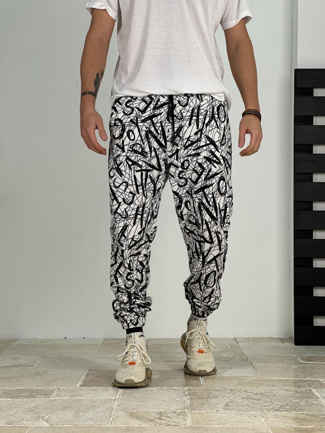 Erkek Beyaz-Siyah Renkli Grafiti Jogger
