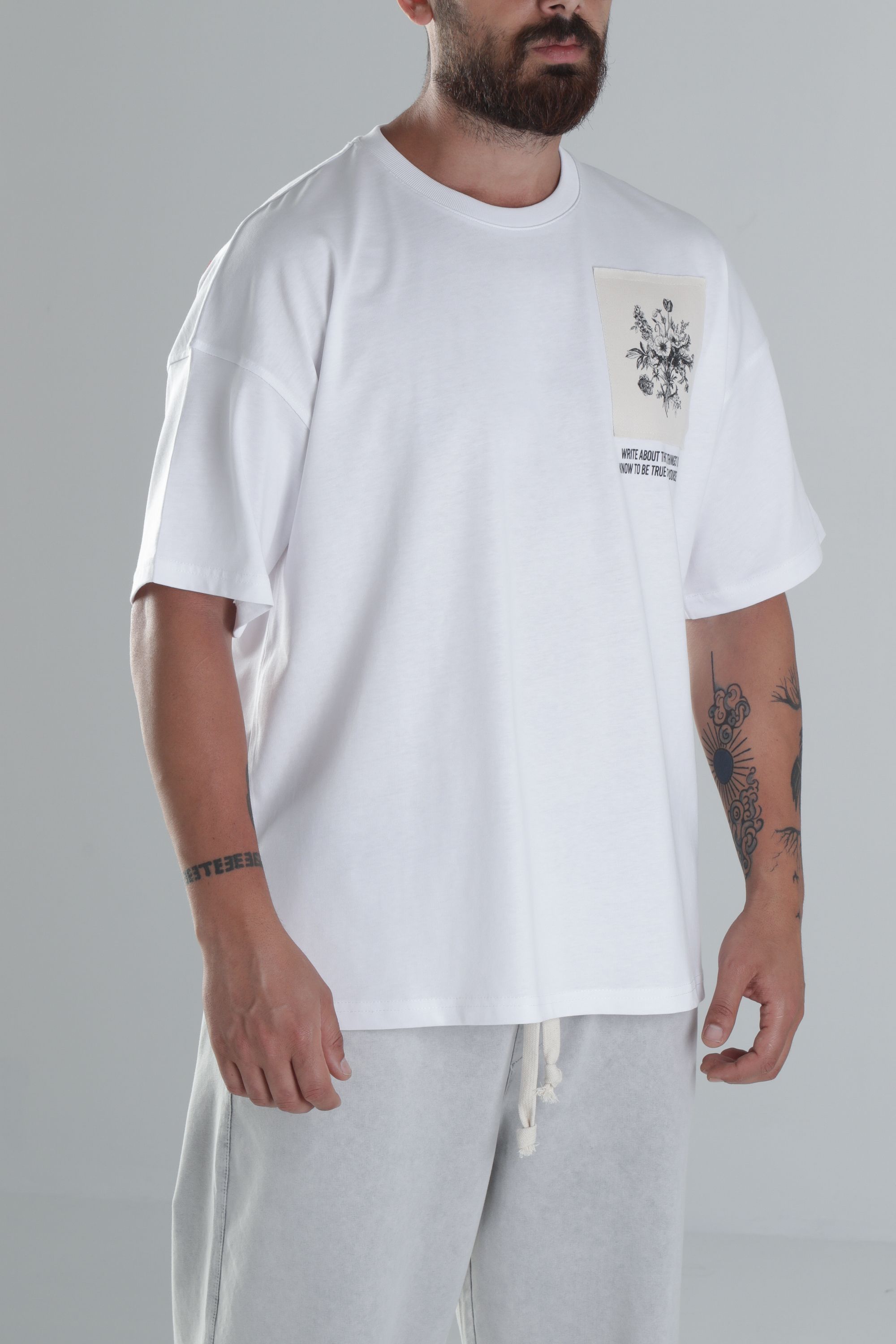 Halı Desenli Beyaz Tasarım T-Shirt