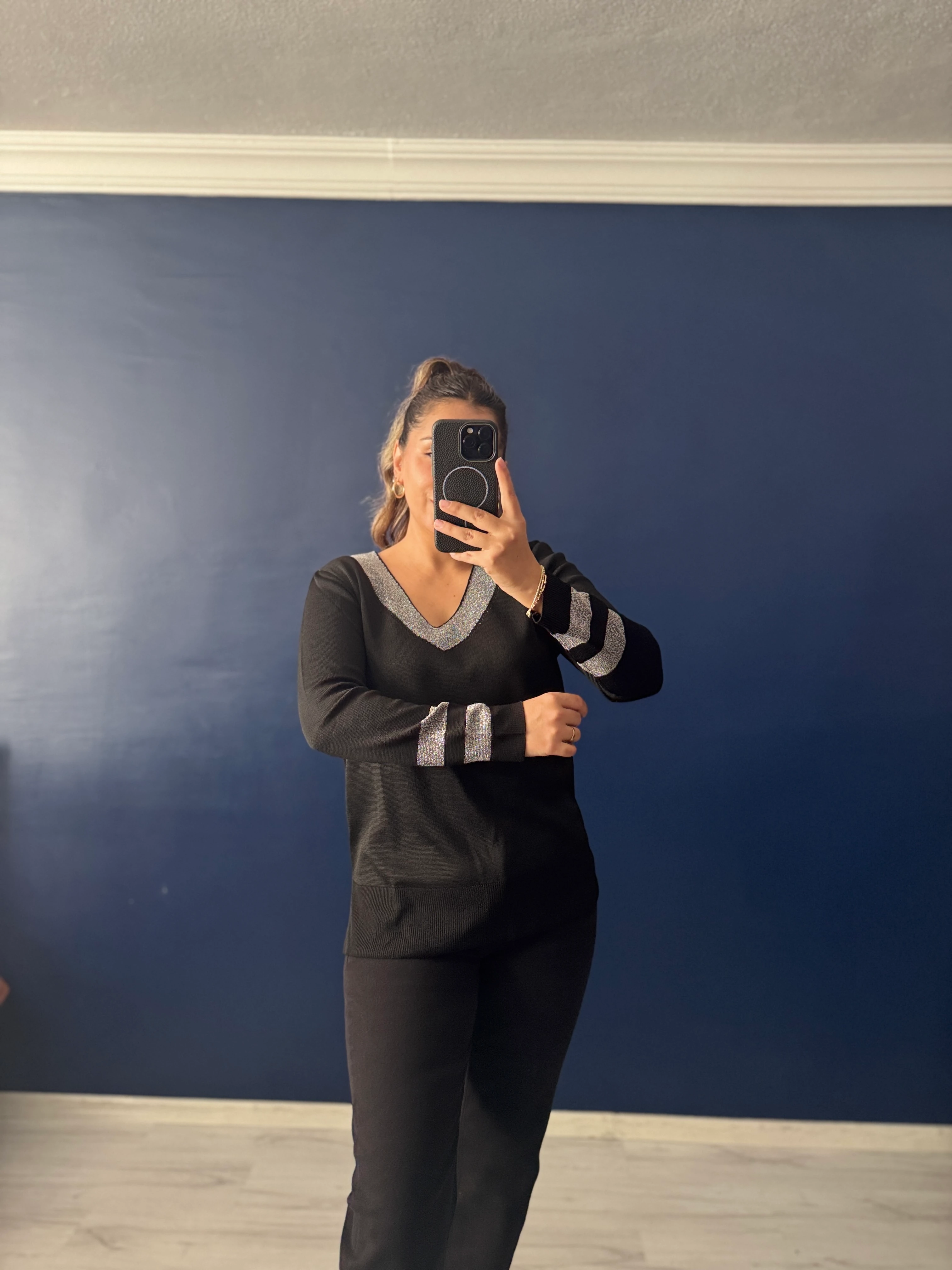 Siyah V Yaka Gümüş Renk Detaylı Triko