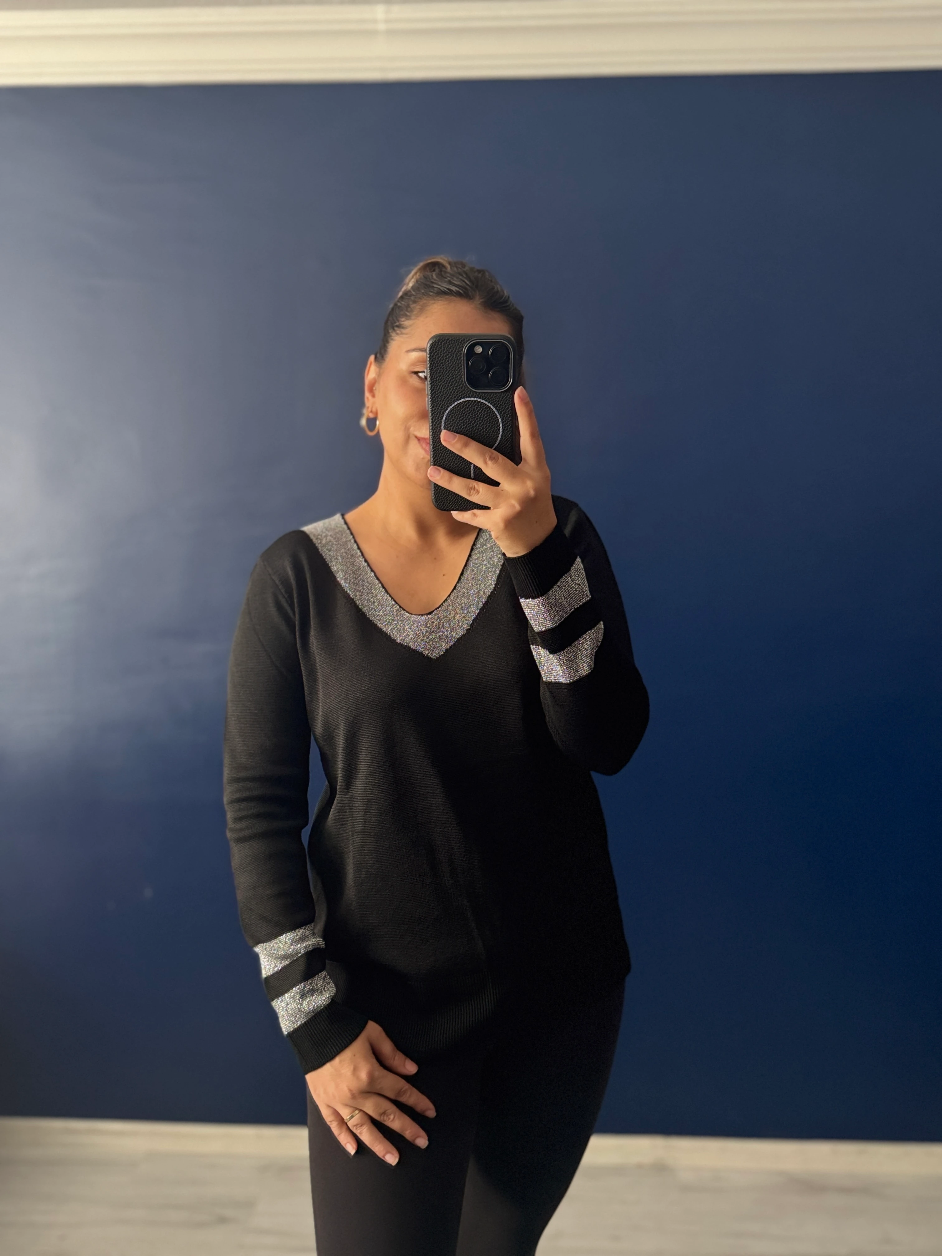 Siyah V Yaka Gümüş Renk Detaylı Triko