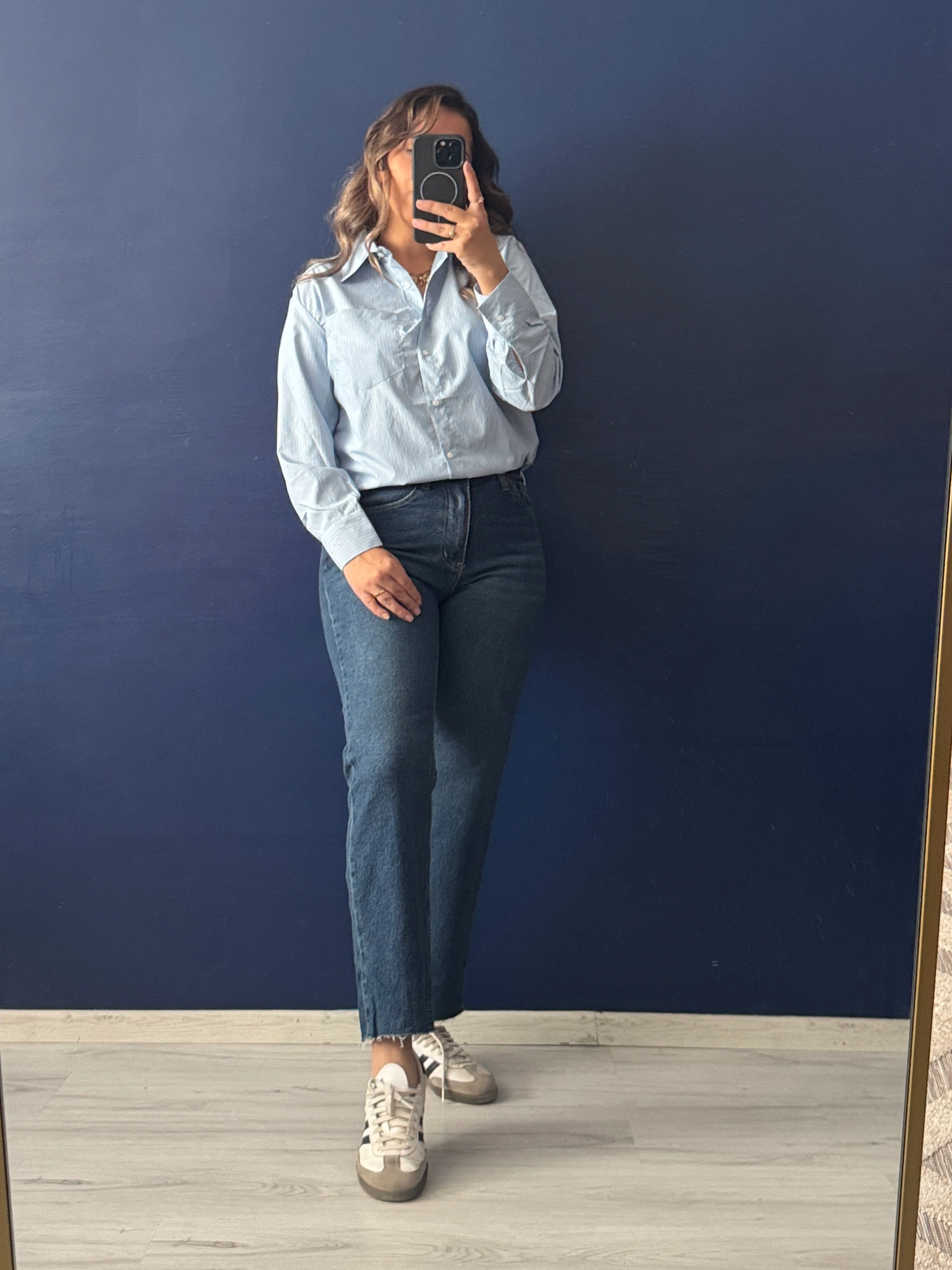 Beyaz Çizgili Mavi Gömlek