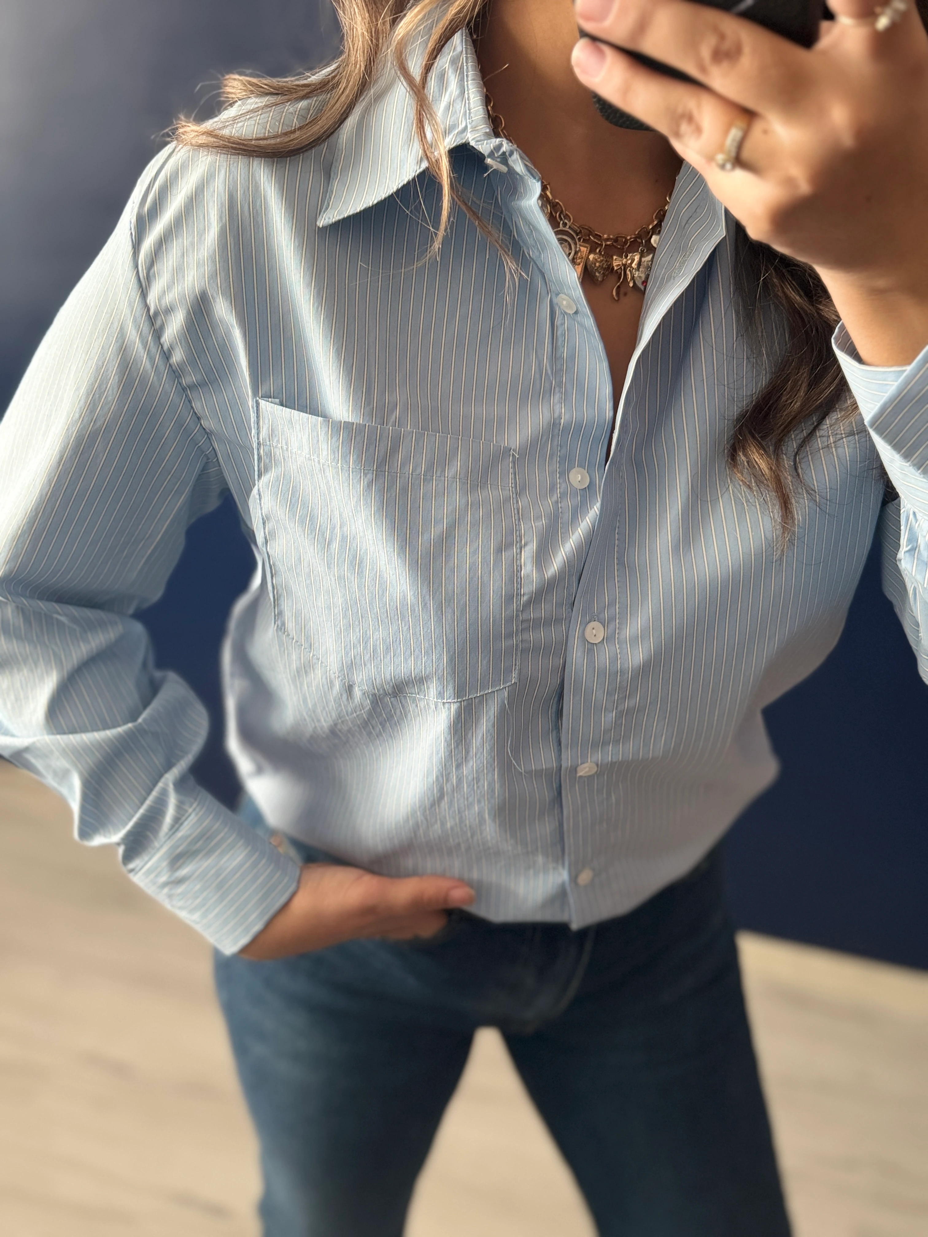 Beyaz Çizgili Mavi Gömlek