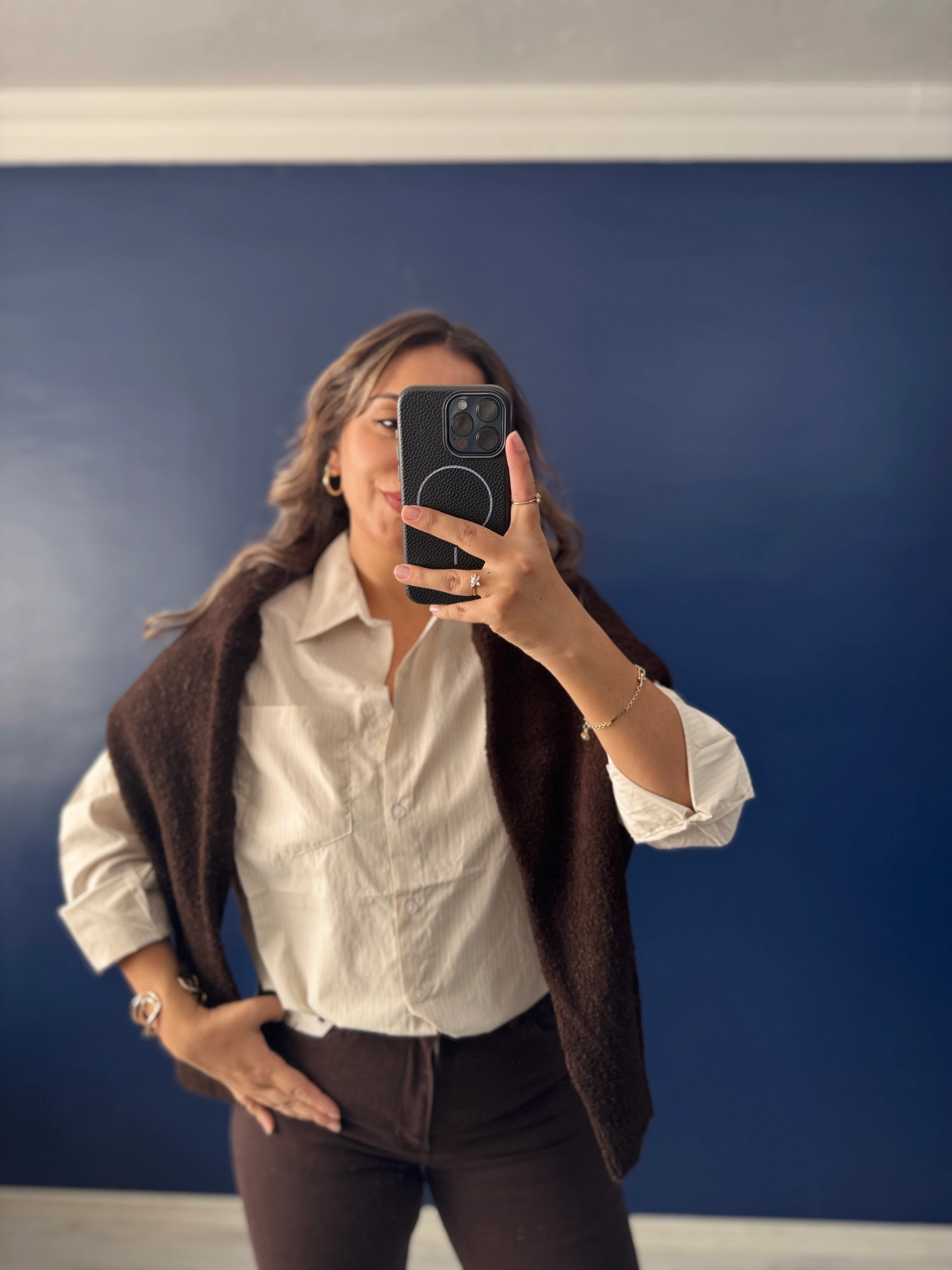 İnce siyah çizgili bej gömlek 