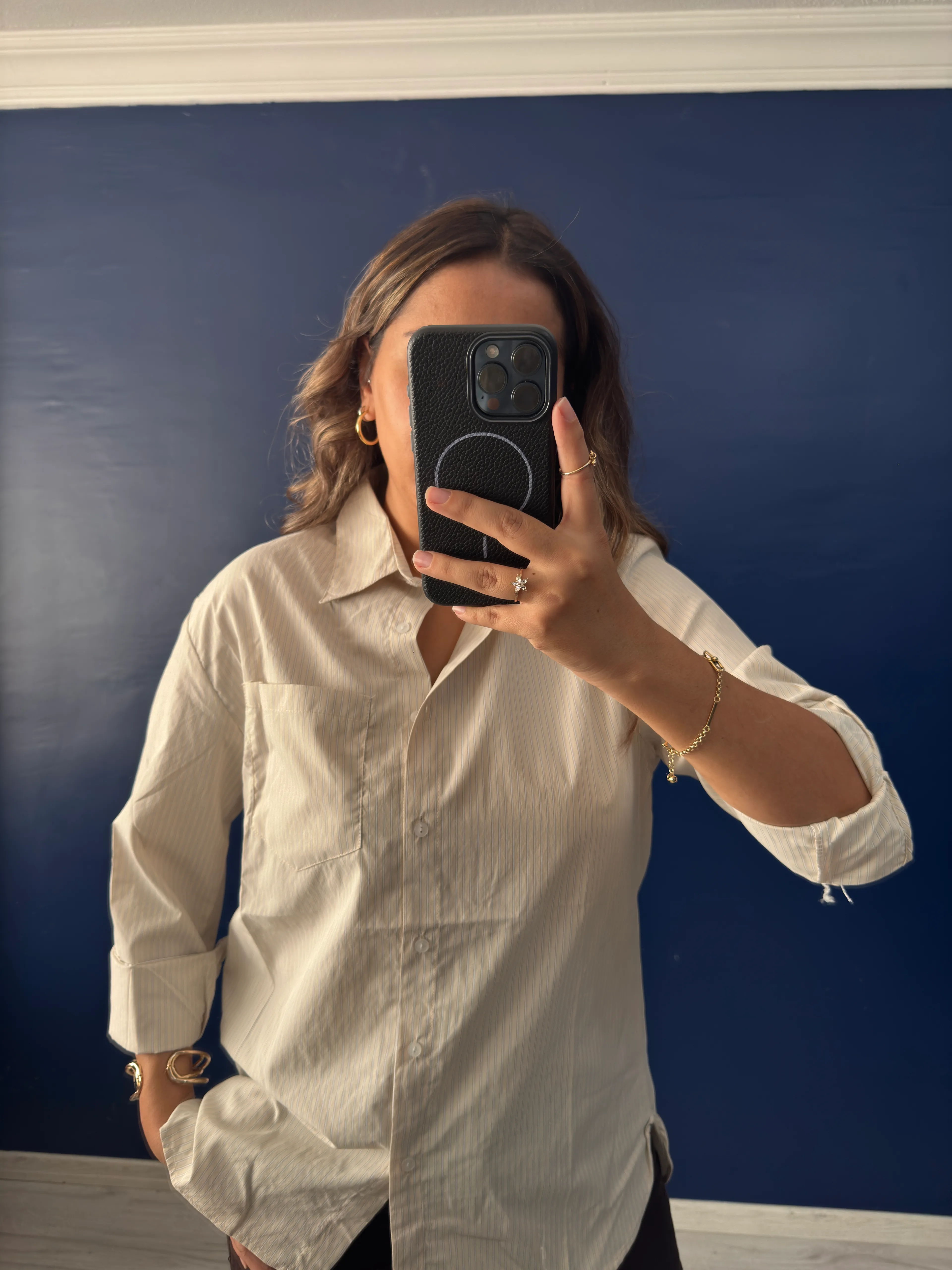 İnce siyah çizgili bej gömlek 