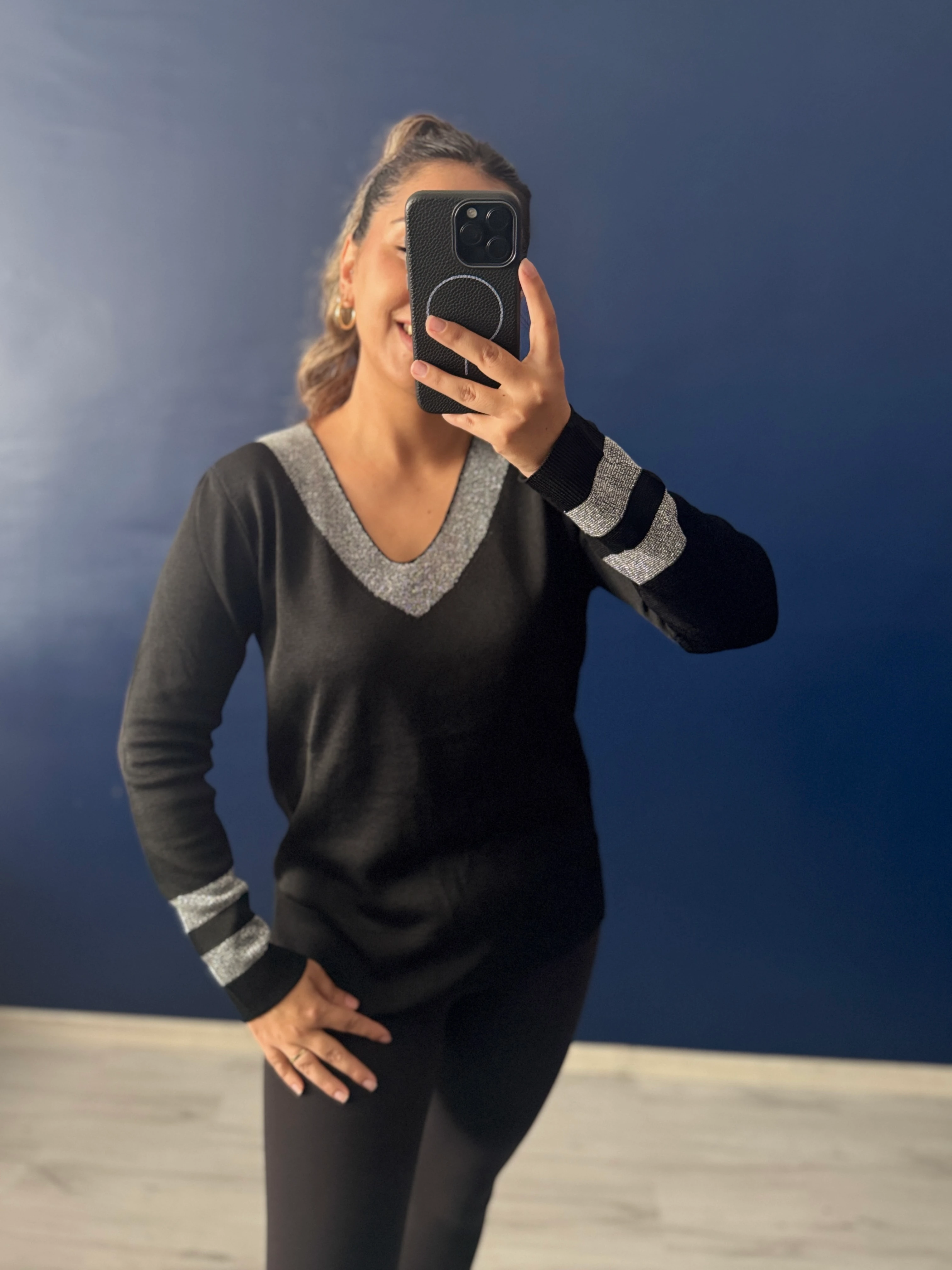 Siyah V Yaka Gümüş Renk Detaylı Triko