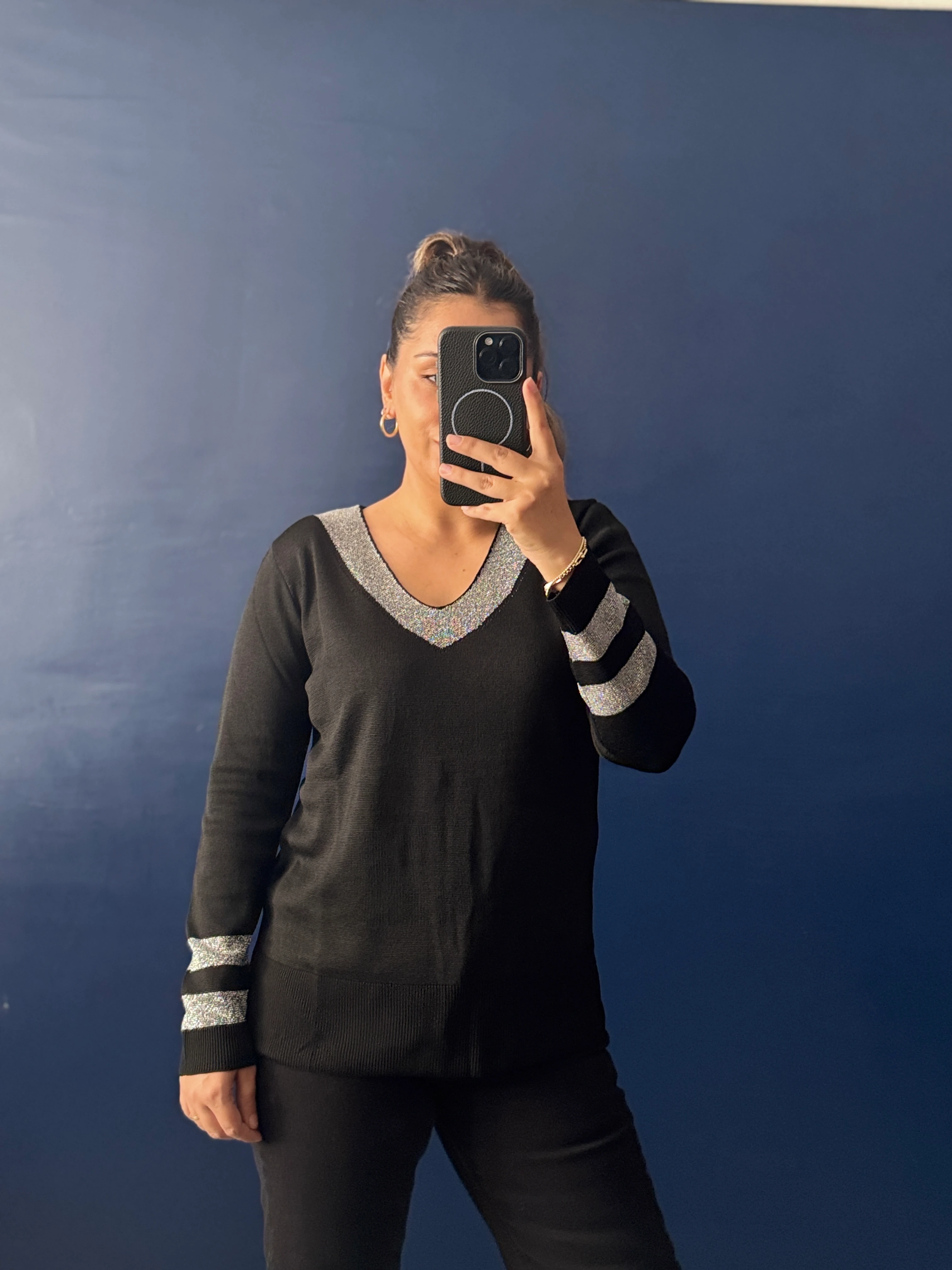 Siyah V Yaka Gümüş Renk Detaylı Triko