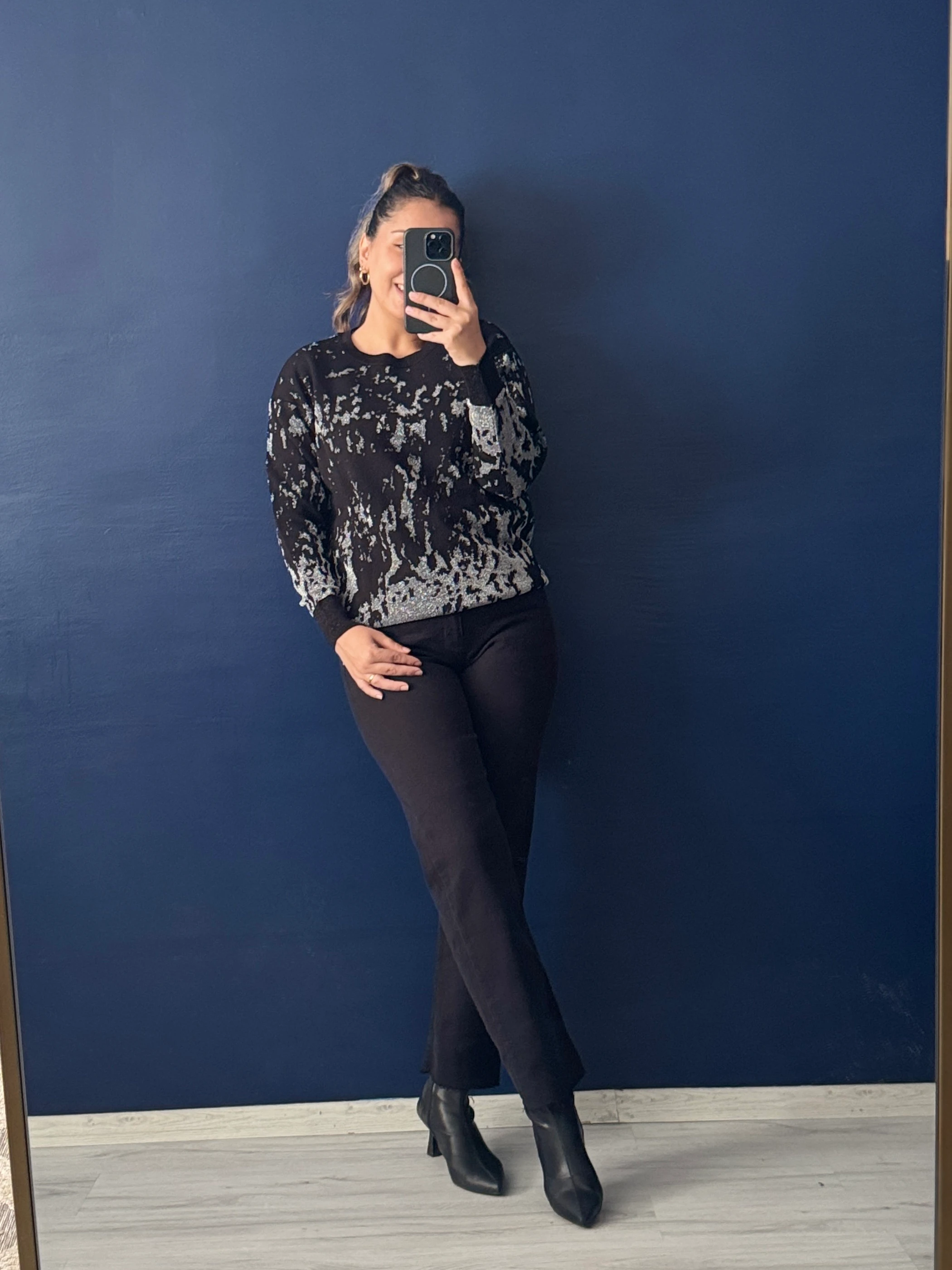 Siyah Gümüş İp Detaylı Triko